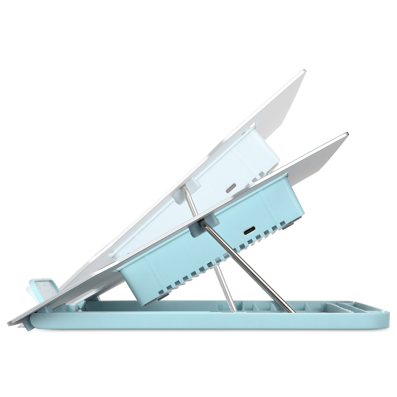 Ein hellblauer Laptop-Ständer, nach oben abgewinkelt, mit einem weißen Laptop darauf. Der Ständer steht auf weißem Untergrund.