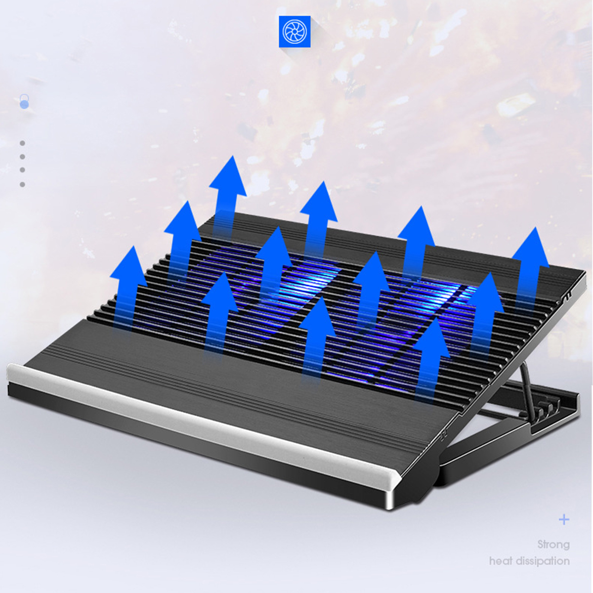 Schwarzes Laptop-Kühlpad mit blauen Pfeilen. Es hat eine metallische Basis. Der Hintergrund ist verschwommen.