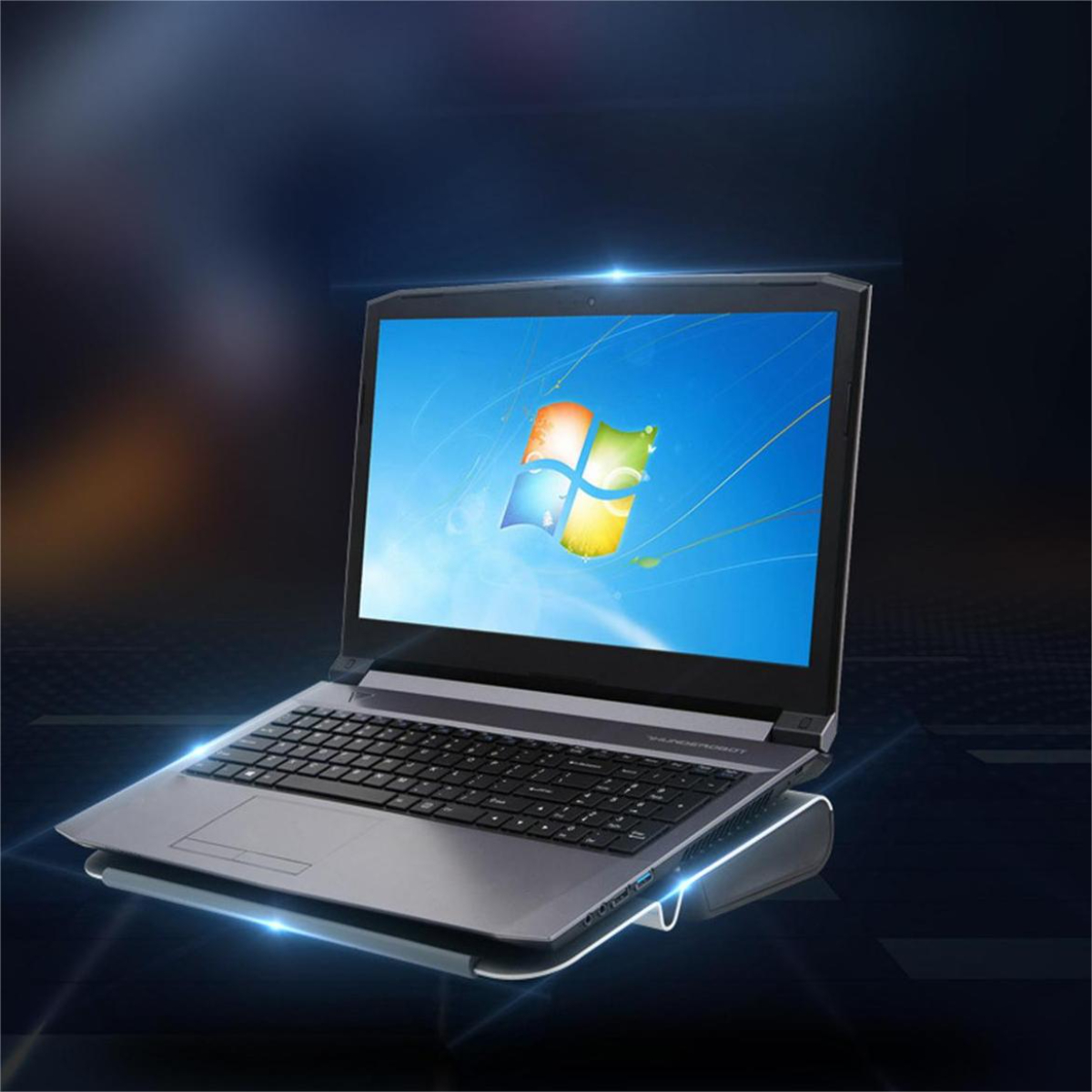 Ein Laptop mit Windows-Logo auf dem Bildschirm, auf einem Kühlpad. Dunkelblauer Hintergrund mit Lichteffekten.