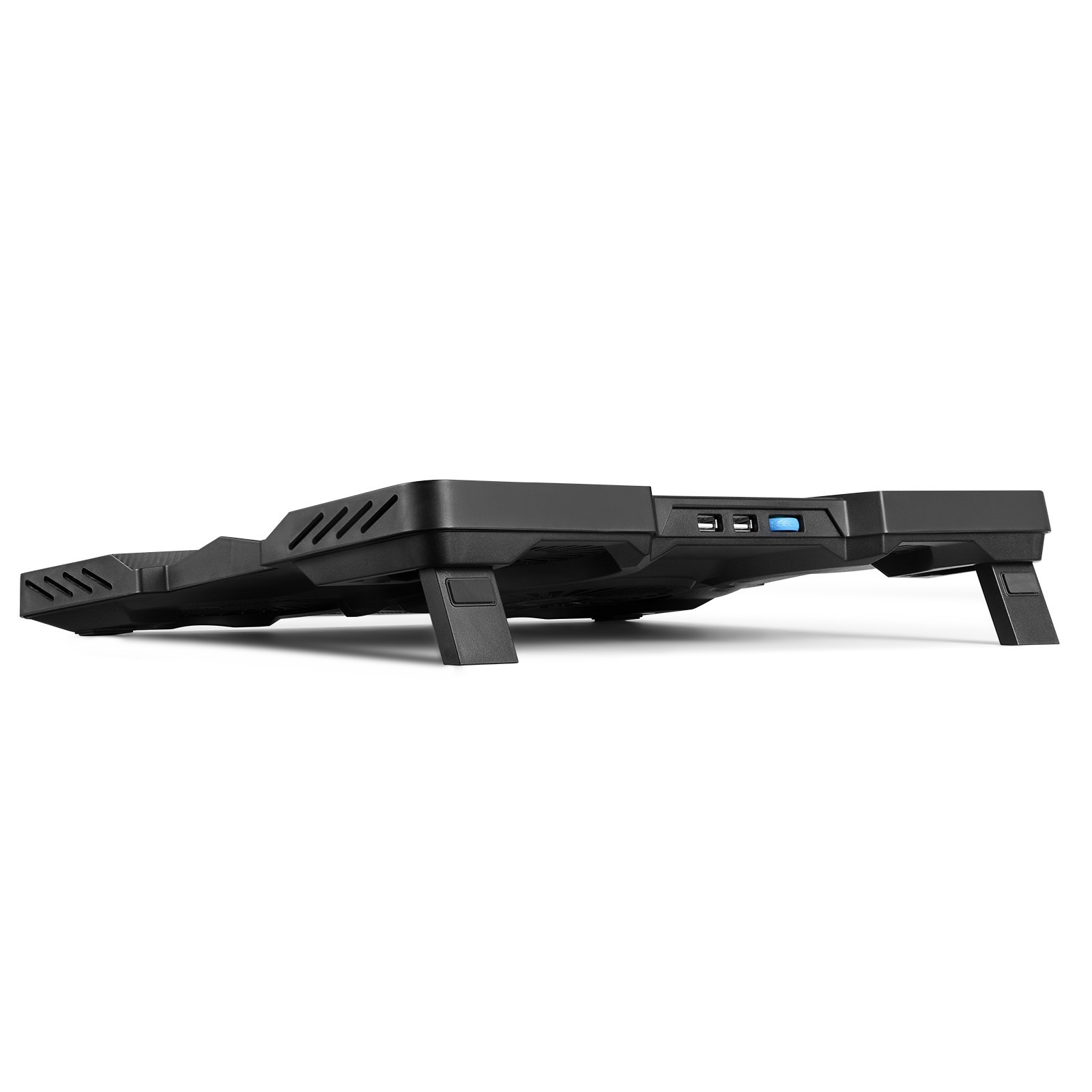 Schwarzes Laptop-Kühlpad mit Lüftungsschlitzen und USB-Anschlüssen. Abgewinkeltes Design für ergonomische Nutzung.