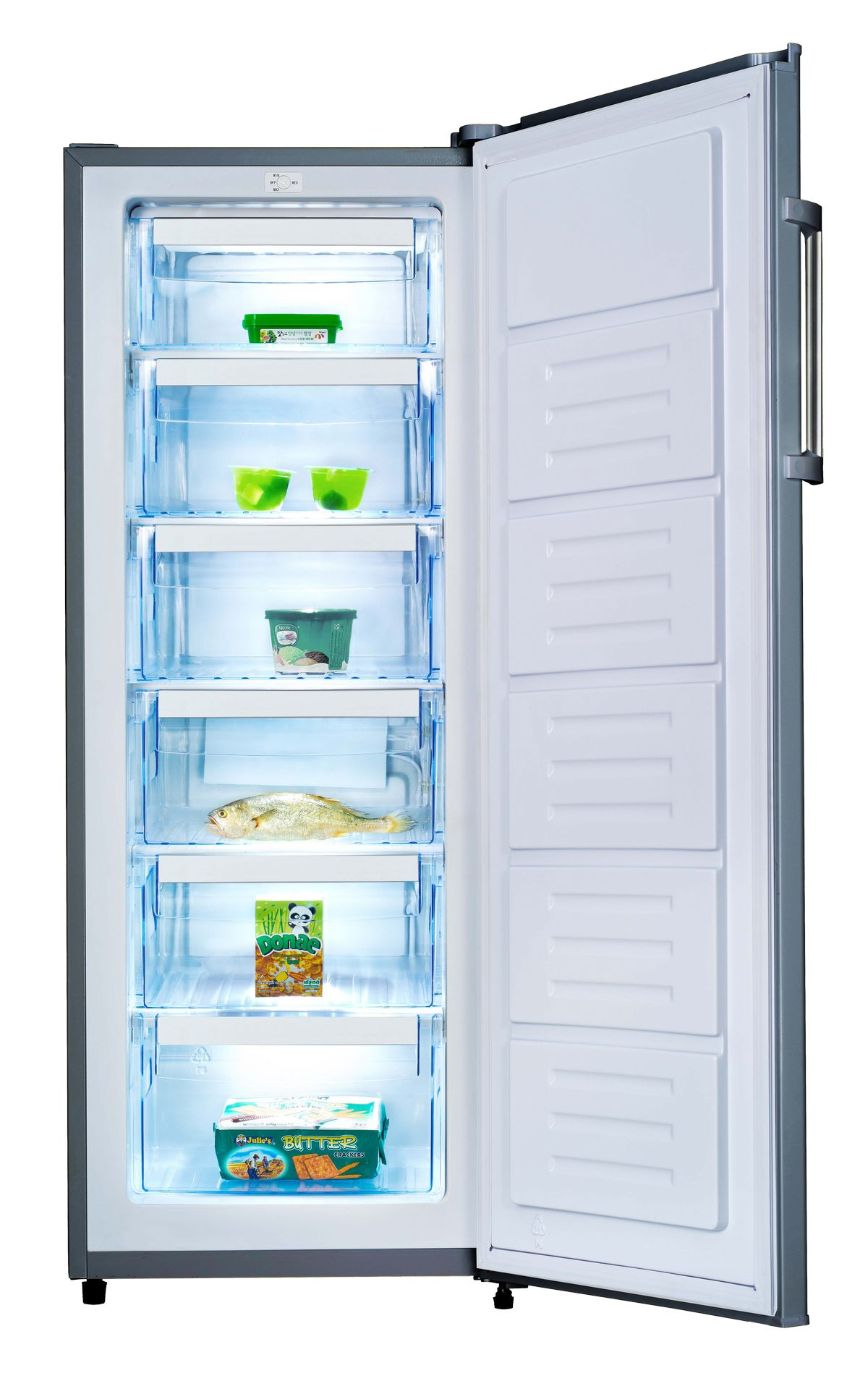 Congelador abierto con múltiples compartimentos. En el interior hay alimentos: verduras, pescado y productos envasados.