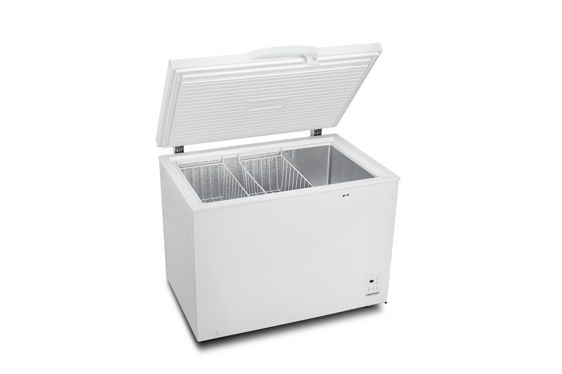 Un congelador horizontal blanco con la tapa abierta, mostrando los compartimentos interiores.