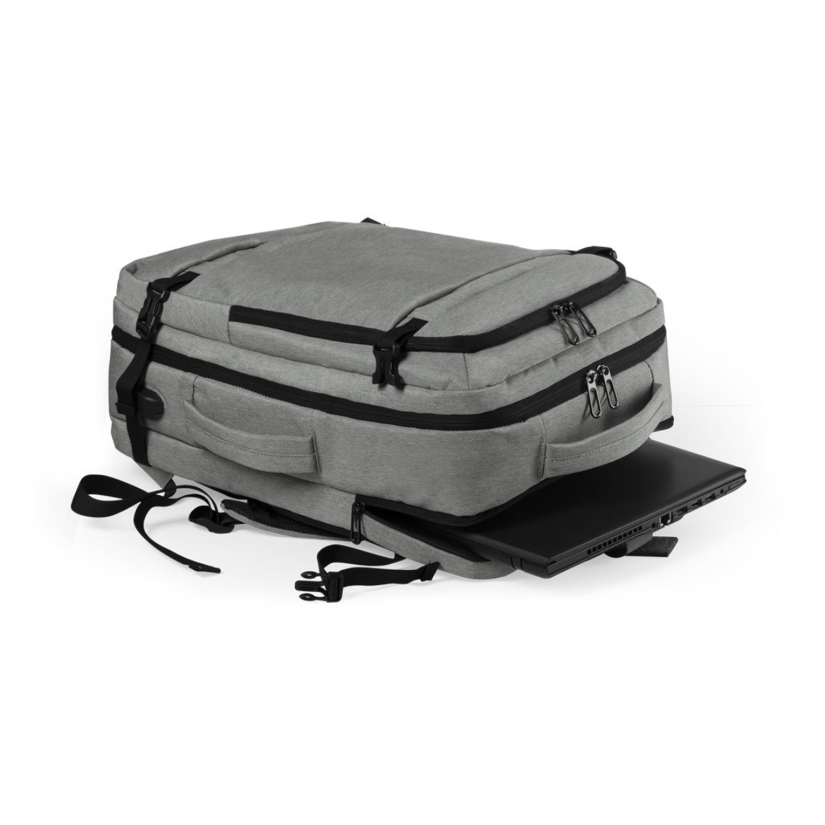 Una mochila gris con correas y detalles negros, que sostiene una computadora portátil negra en su compartimento inferior.
