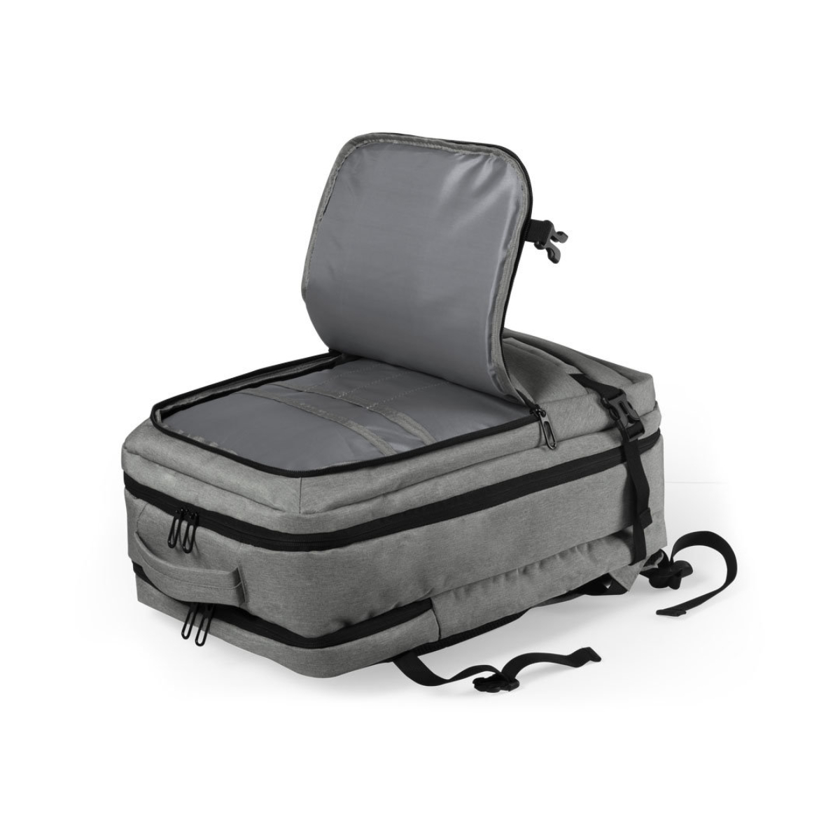 Mochila gris, abierta. Correas y cremalleras negras. Fondo blanco.