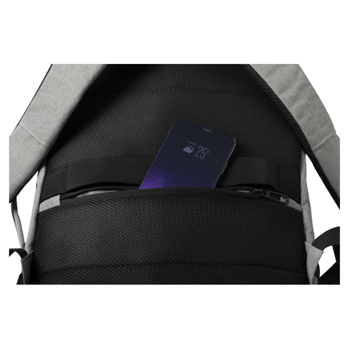 Mochila con un bolsillo abierto que muestra un teléfono con una aplicación meteorológica que muestra 25 grados.