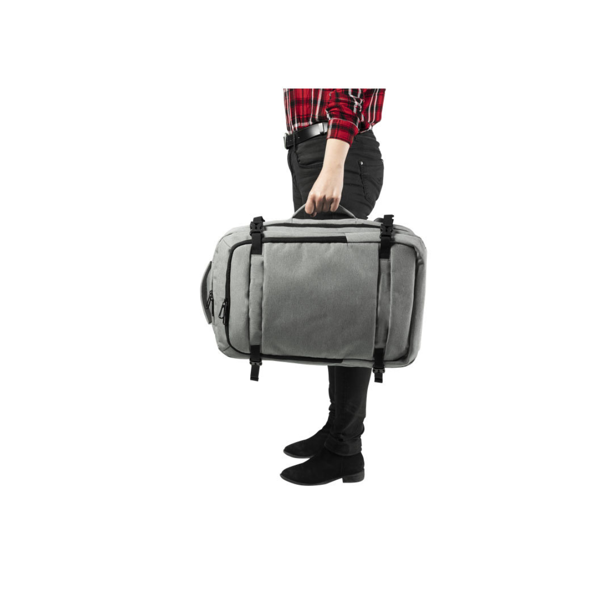 Una persona sosteniendo una maleta de viaje gris. La maleta es rectangular y tiene correas negras.