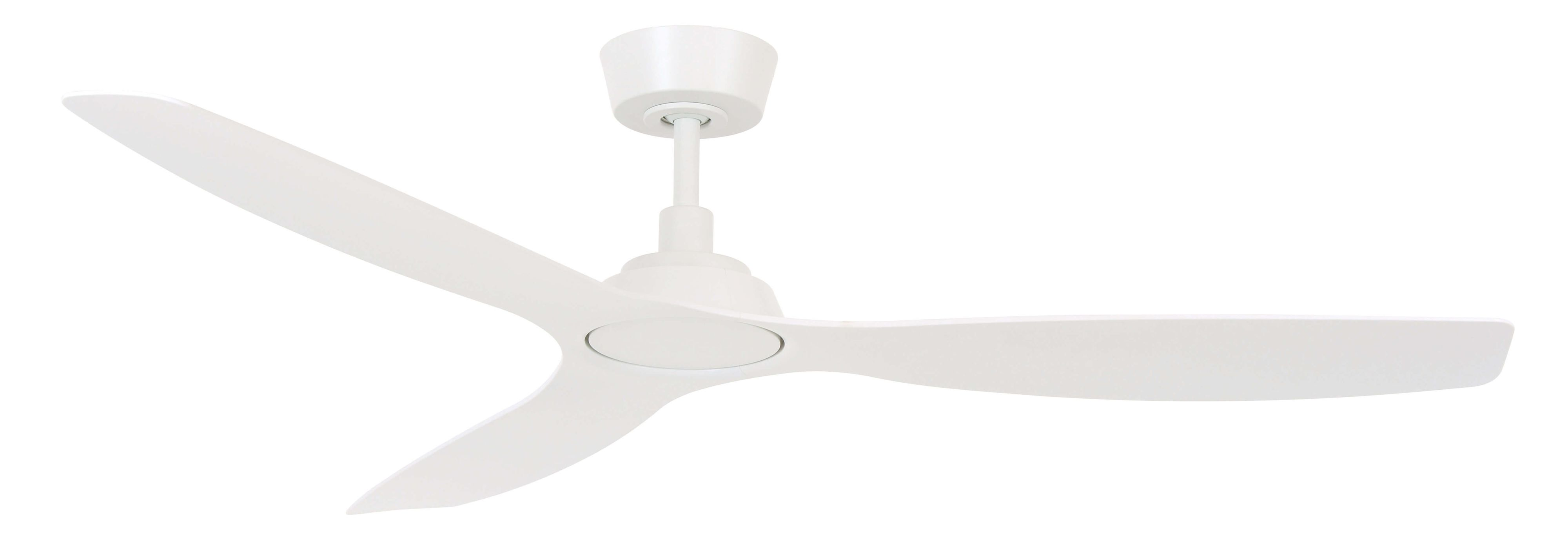 Ventilatore da soffitto bianco con tre pale. È contro uno sfondo bianco e la ventola è centrata.