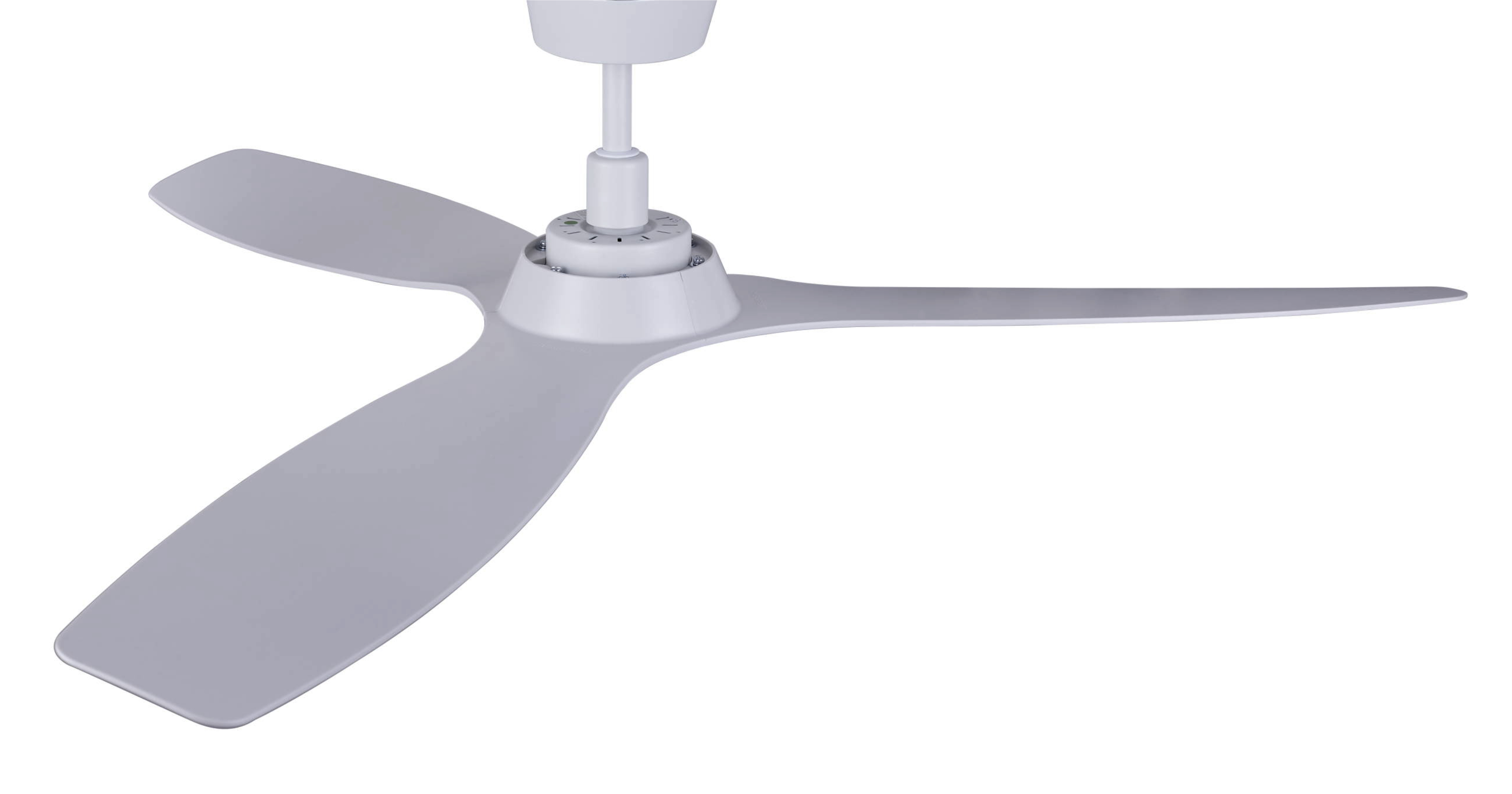 Un ventilatore da soffitto bianco con tre pale, su sfondo bianco. È un'inquadratura ampia.