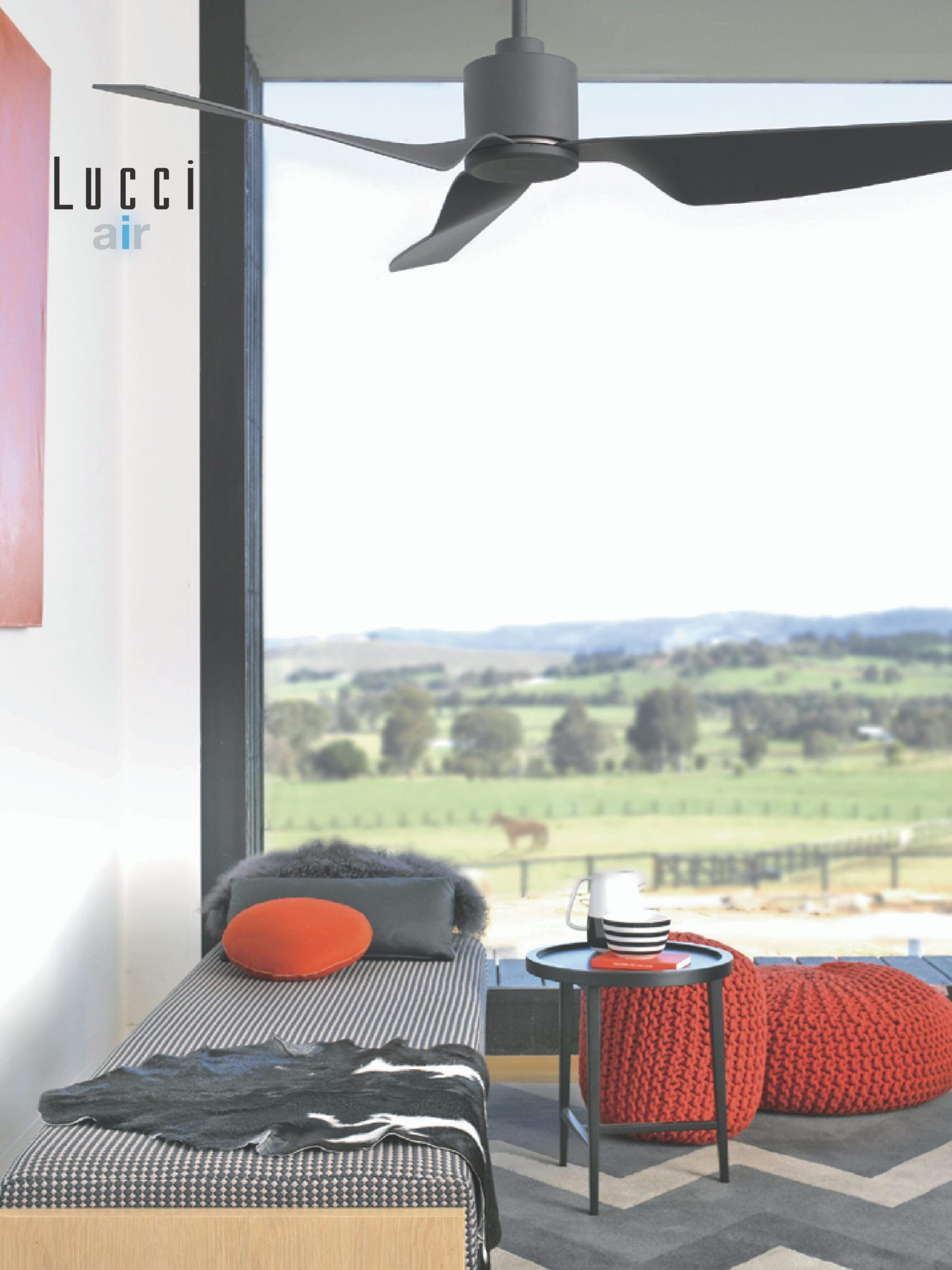Innenraum mit Fenster mit Blick auf grüne Landschaft. Möbel sind eine Bank und ein Tisch.