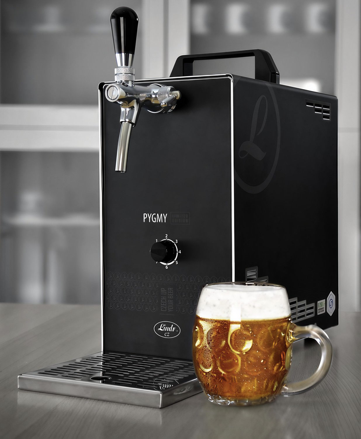 Schwarze Bierzapfanlage mit Bierkrug gefüllt mit Bier. Isoliert auf einer hellen Holzoberfläche.