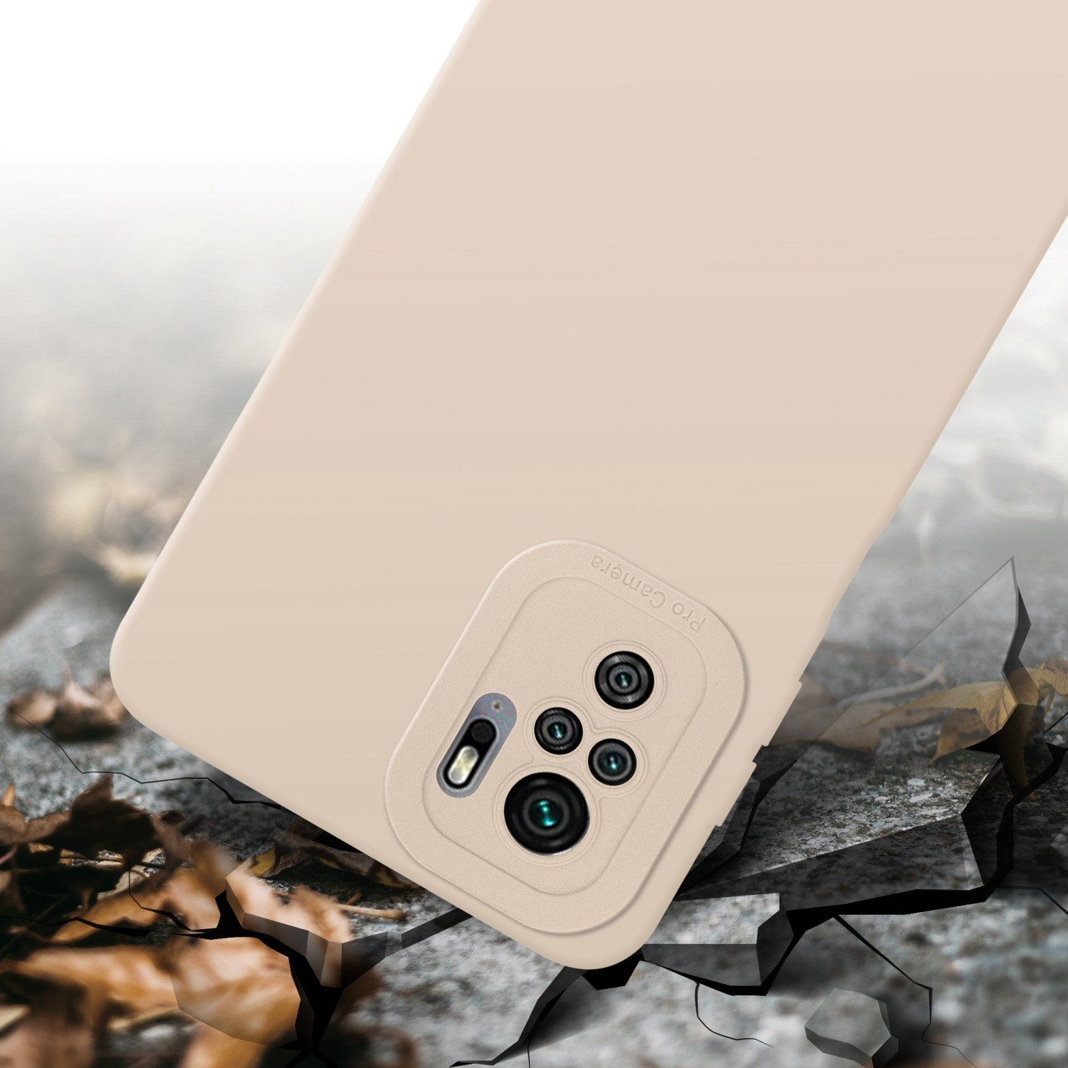 Custodia per telefono beige con design fotocamera, posizionata su superficie crepata, con foglie.
