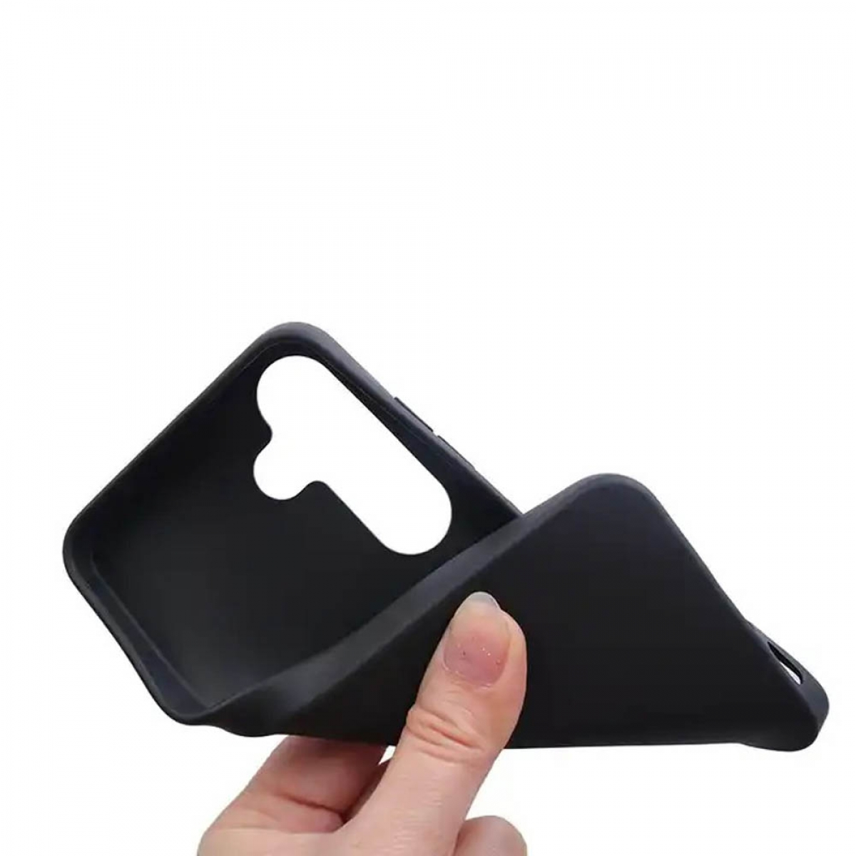 Eine schwarze Handyhülle wird von einer Hand vor weißem Hintergrund gehalten. Die Hülle ist flexibel.