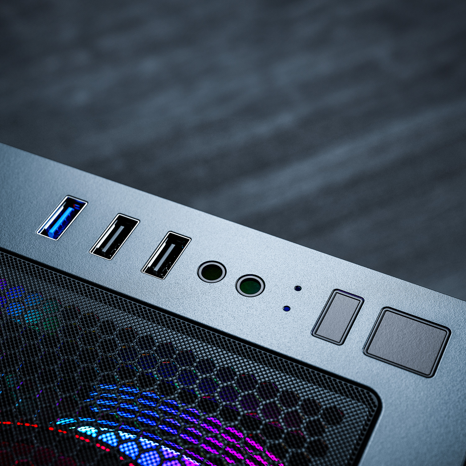 Nahaufnahme eines Computergehäuses mit USB-Anschlüssen, Ein-/Aus-Taste und Innenbeleuchtung durch das Gitter sichtbar.