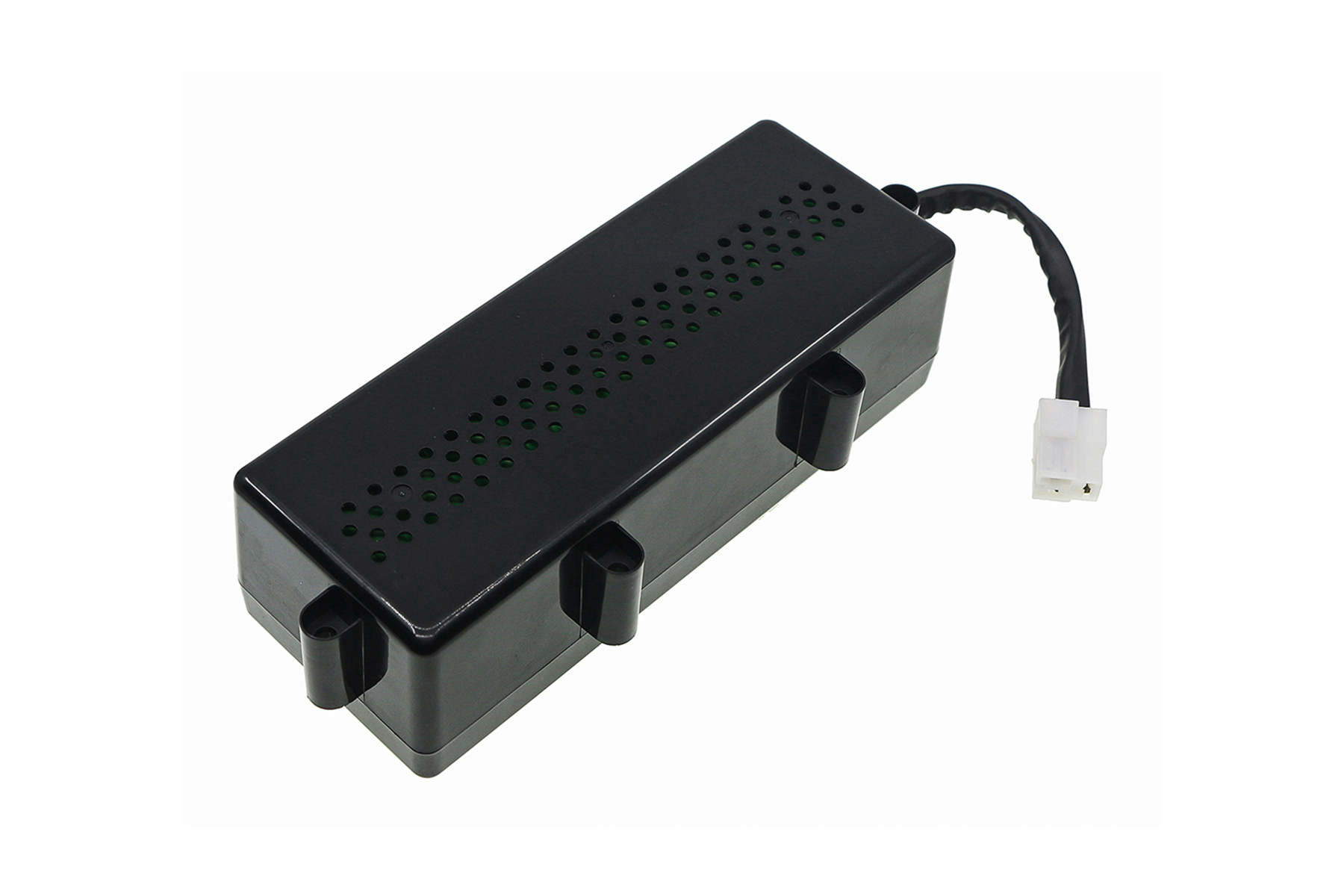 Dispositivo elettronico nero con fili e porte. Sfondo bianco.