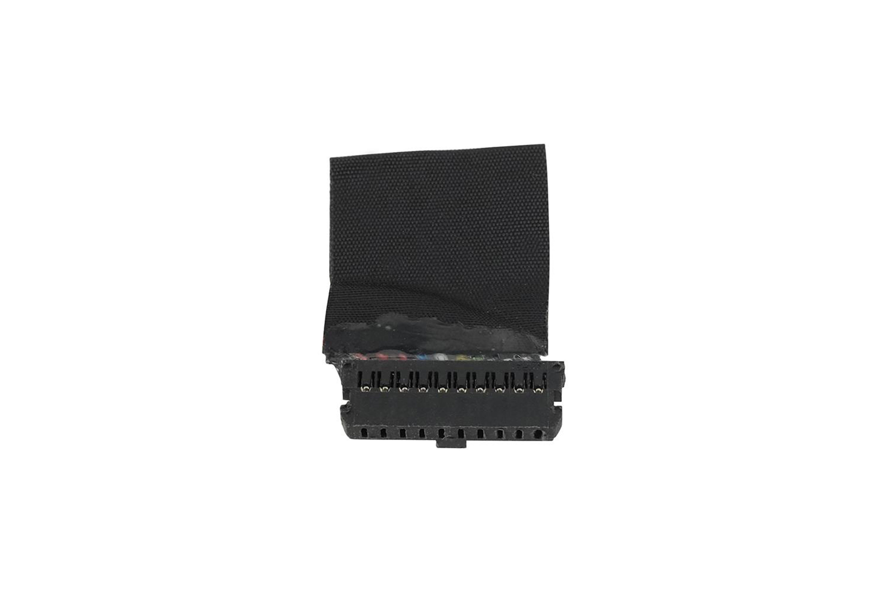 Ein schwarzer Stecker mit freiliegenden Drähten und schwarzem Klebeband auf weißem Hintergrund.