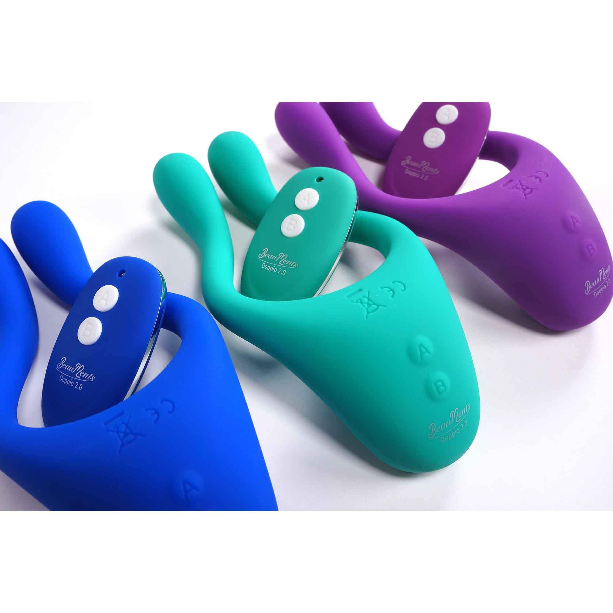 Trzy wibratory w kolorze niebieskim, turkusowym i fioletowym. Każdy ma pilota i nazwę marki.