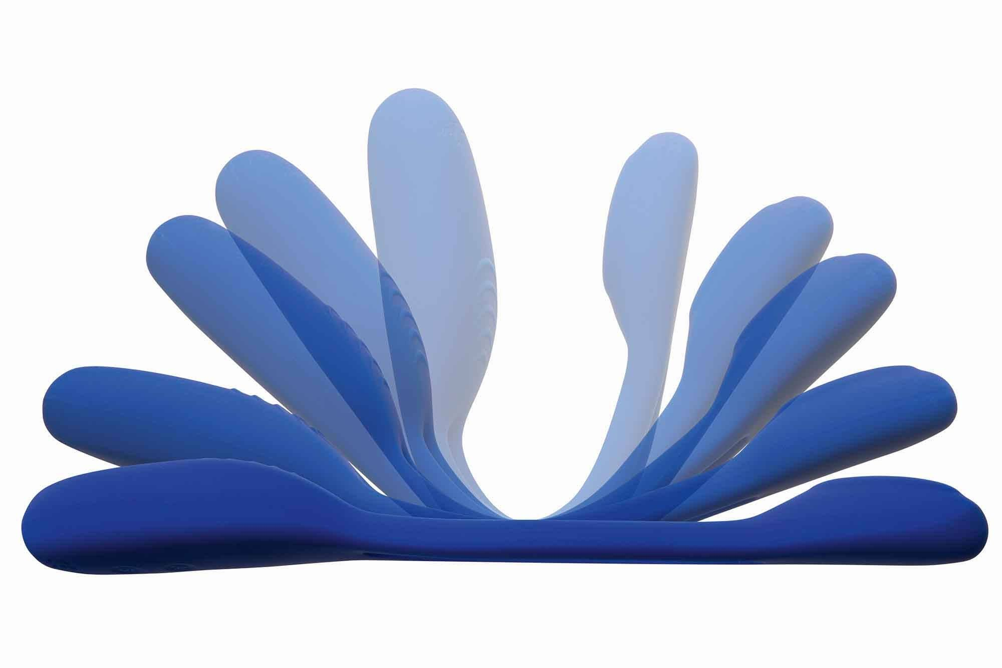 Niebieski abstrakcyjny kształt, który jest zakrzywiony i ma wiele segmentów. Tło jest białe.