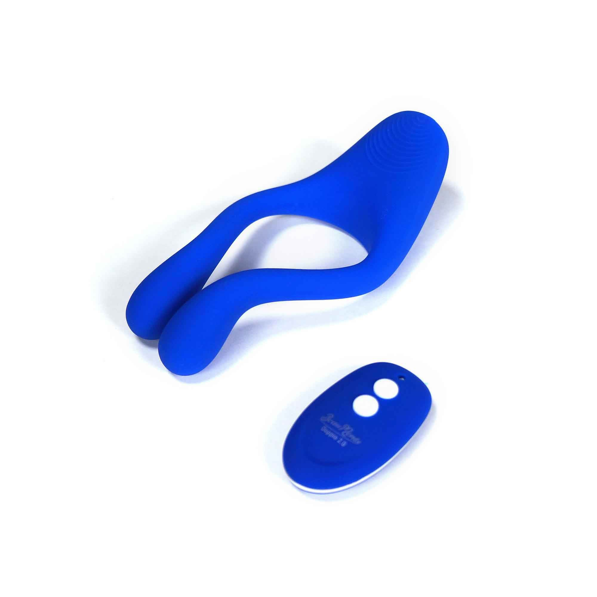 Niebieska zabawka erotyczna z pilotem na białym tle. Zabawka ma zakrzywiony, żebrowany kształt.