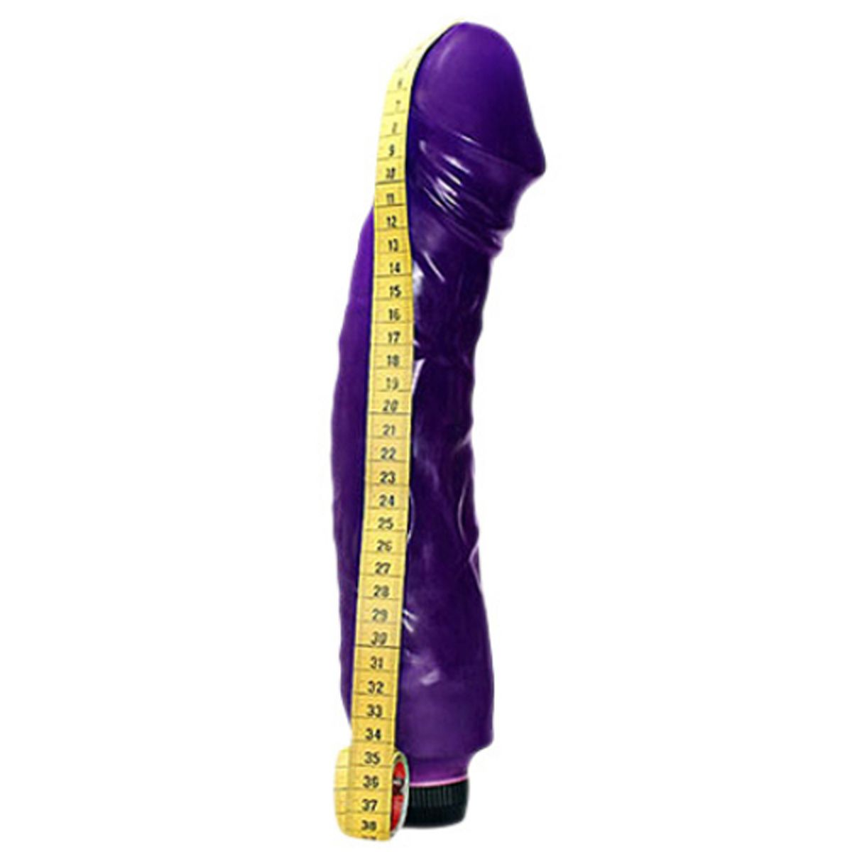 Ein lila Dildo mit einem Maßband darum gewickelt, vor weißem Hintergrund.
