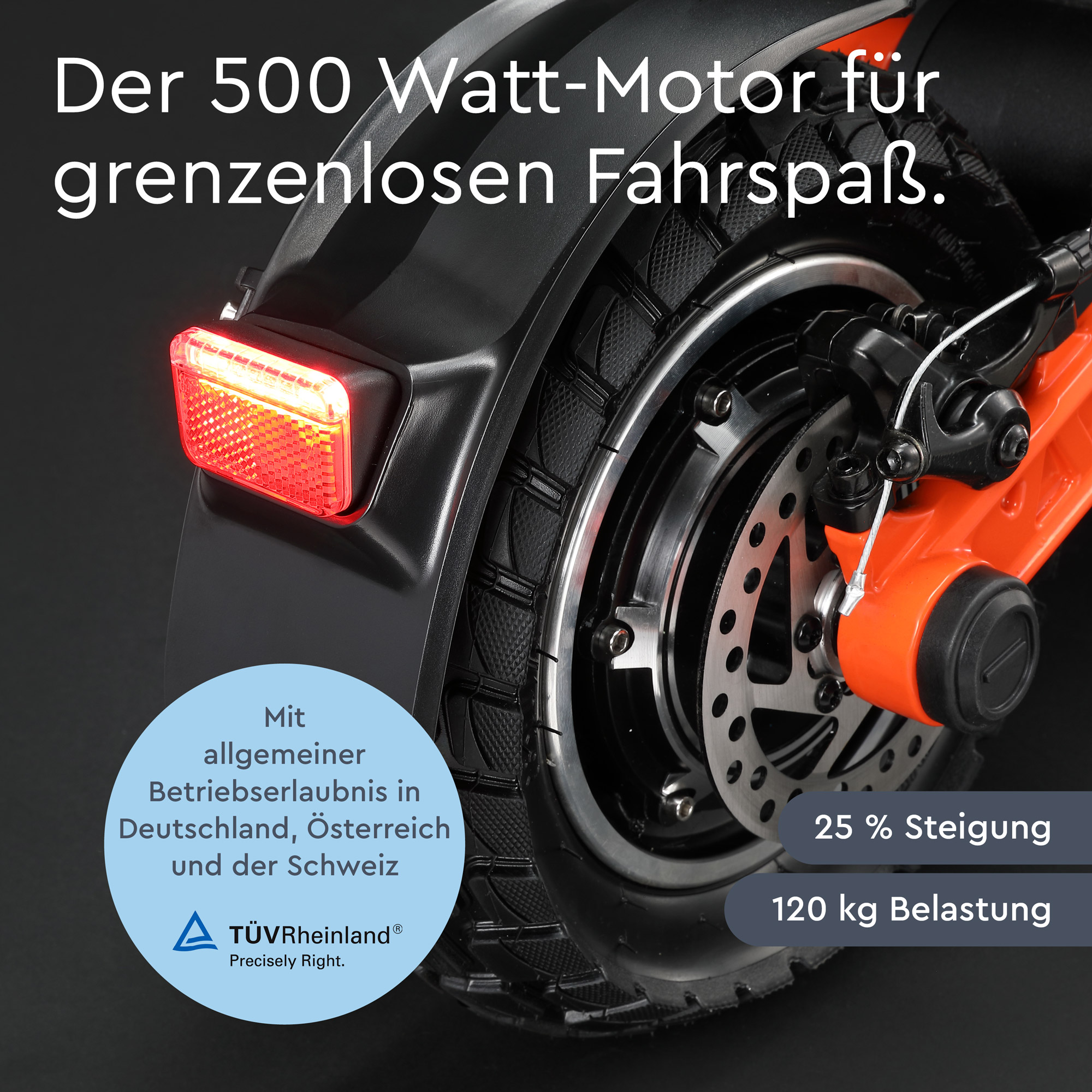 Nahaufnahme eines Elektrorollers. Er hat ein rotes Licht, Reifen und orangefarbene Details. Text auf Deutsch.