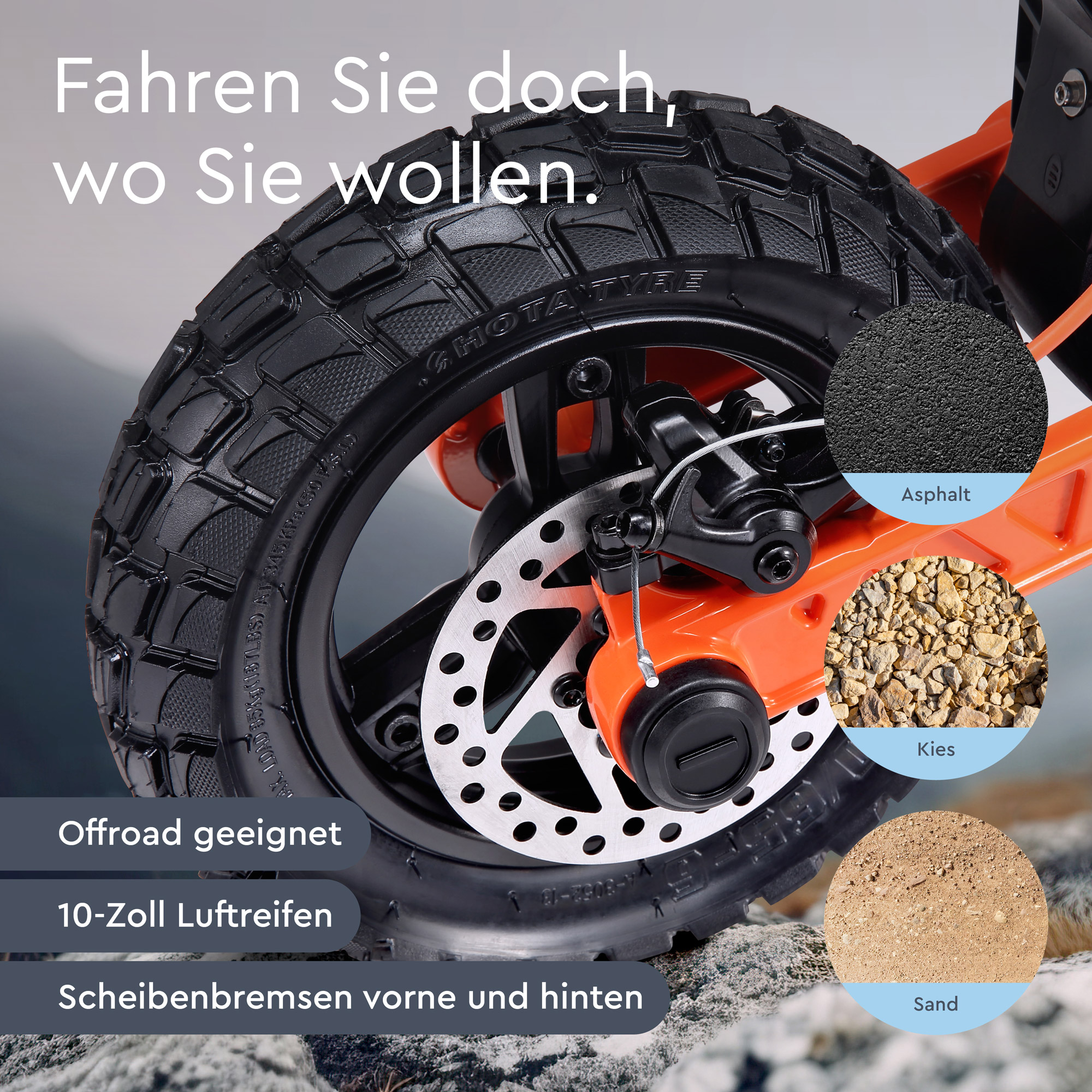 Nahaufnahme eines schwarz-orangenen Rollerreifens. Der Reifen ist schwarz, mit 