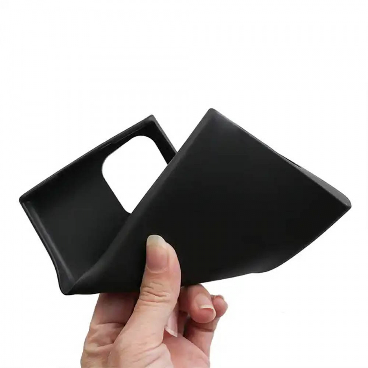 Eine schwarze Handyhülle, die von einer Hand gehalten wird, um ihre Flexibilität zu demonstrieren, vor weißem Hintergrund.