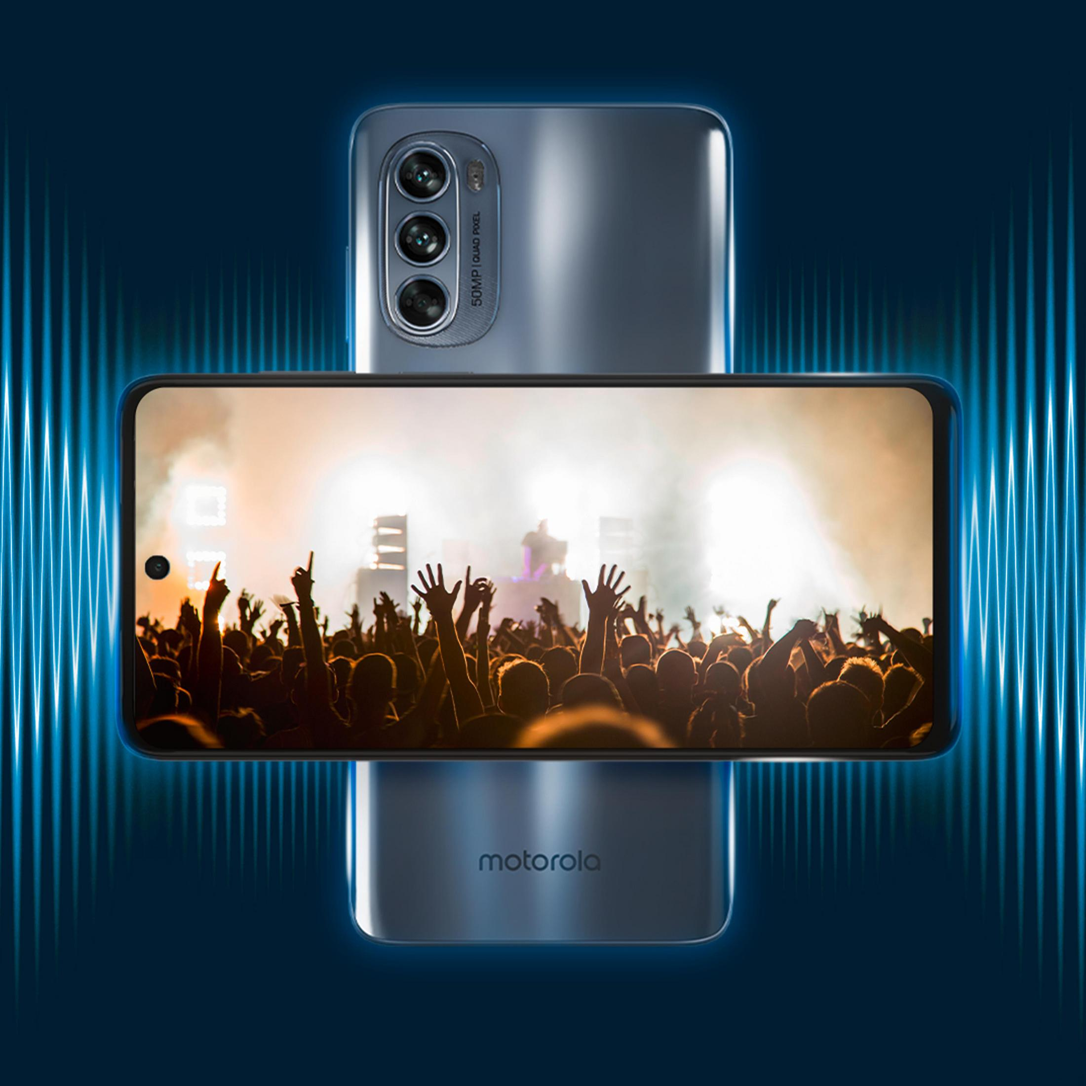Ein Telefon zeigt ein Konzert auf dem Bildschirm. Ein anderes Telefon befindet sich dahinter.