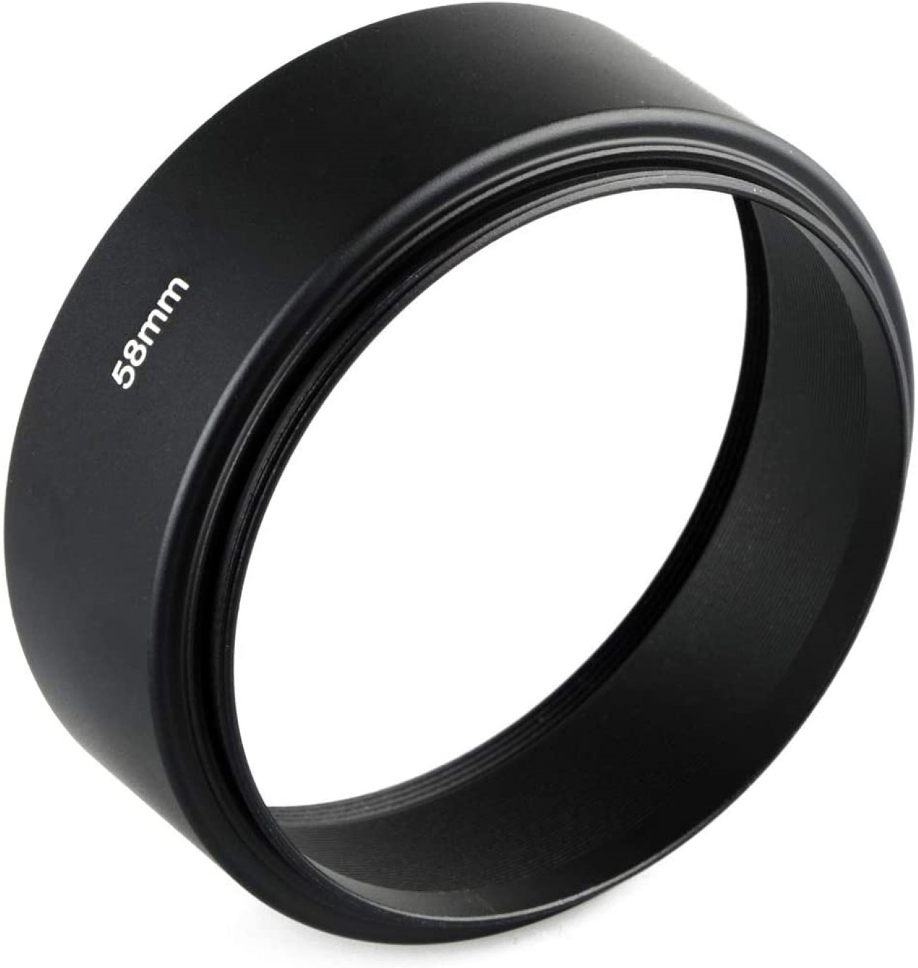 Schwarze 58-mm-Objektivsonnenblende. Sie ist kreisförmig, mattschwarz, mit aufgedruckter Größe.