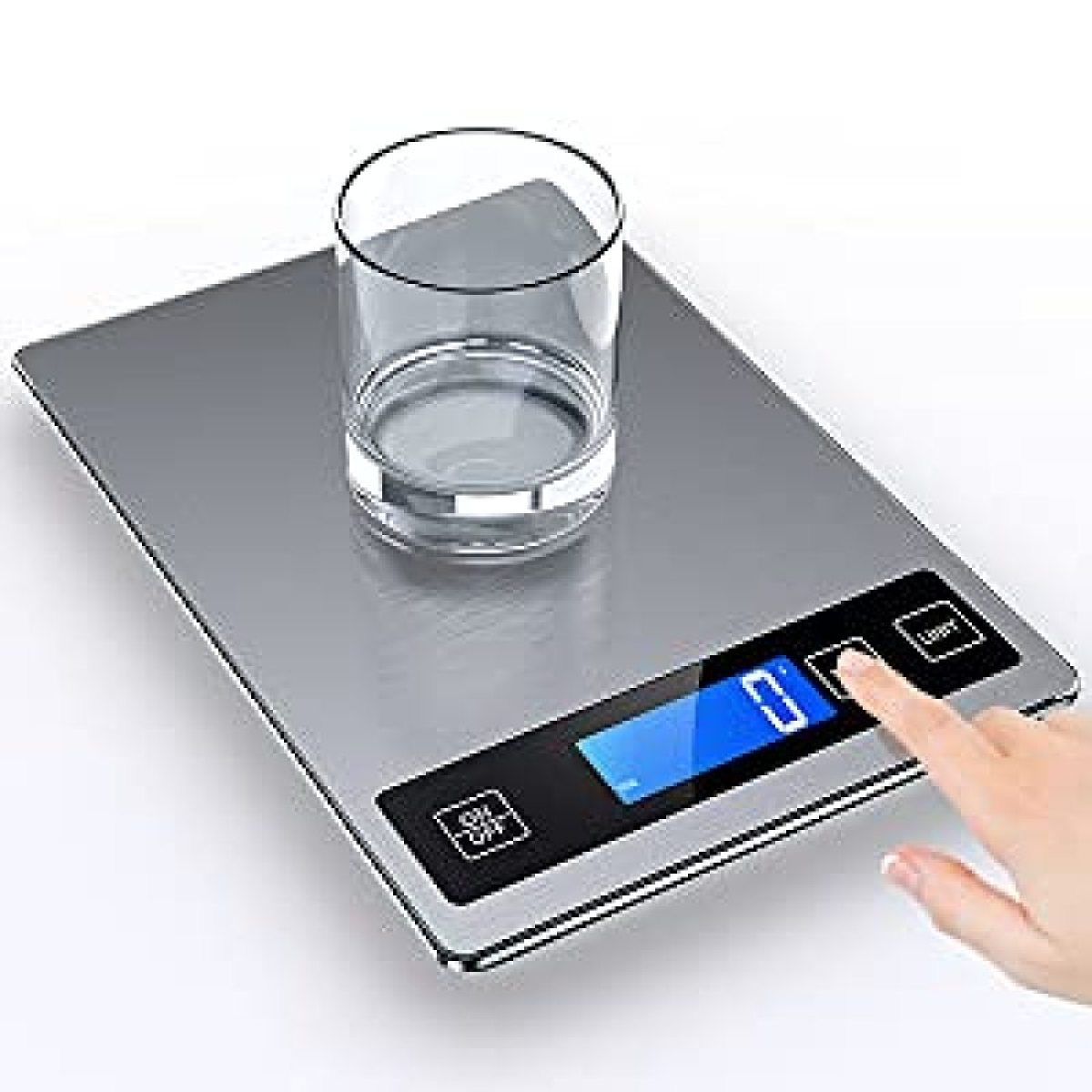 Eine digitale Küchenwaage mit einem Glas Wasser, jemand berührt die Taste.