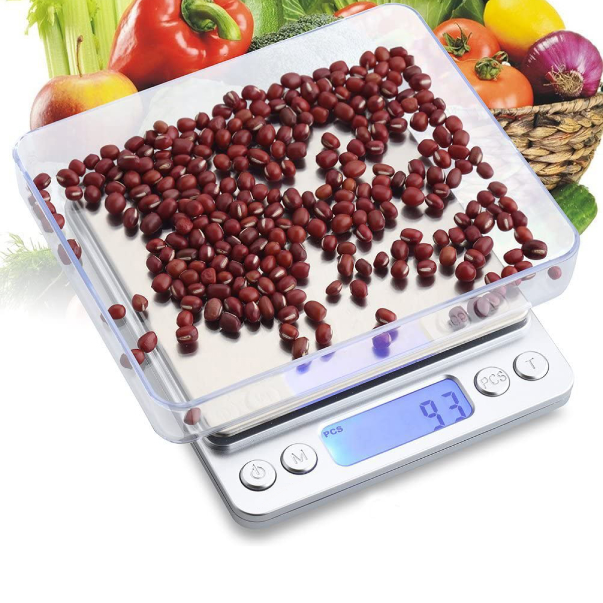 Digitale Waage mit roten Bohnen, umgeben von Obst und Gemüse.