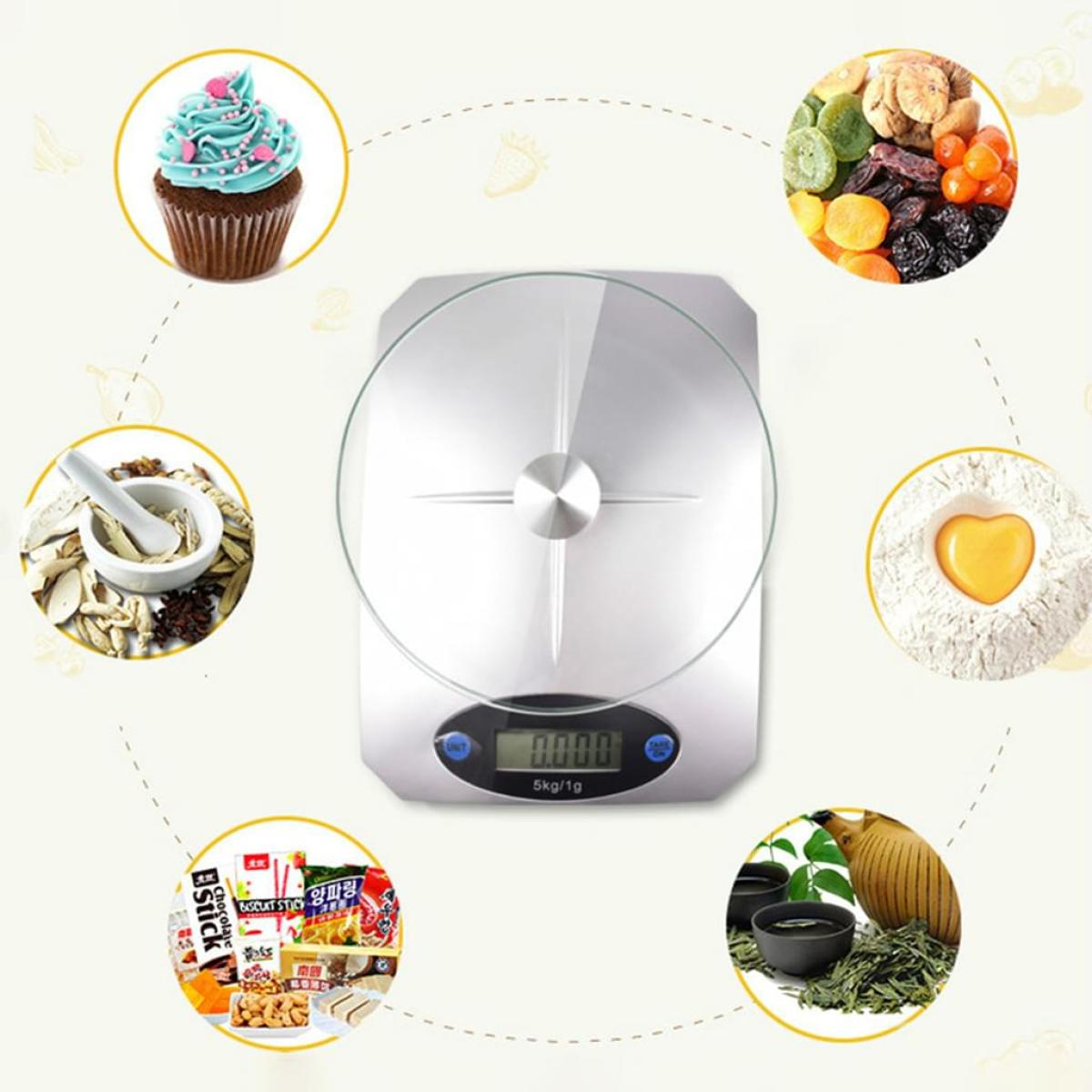 Eine digitale Küchenwaage, umgeben von verschiedenen Lebensmitteln: Cupcake, Trockenfrüchte, Mehl usw.