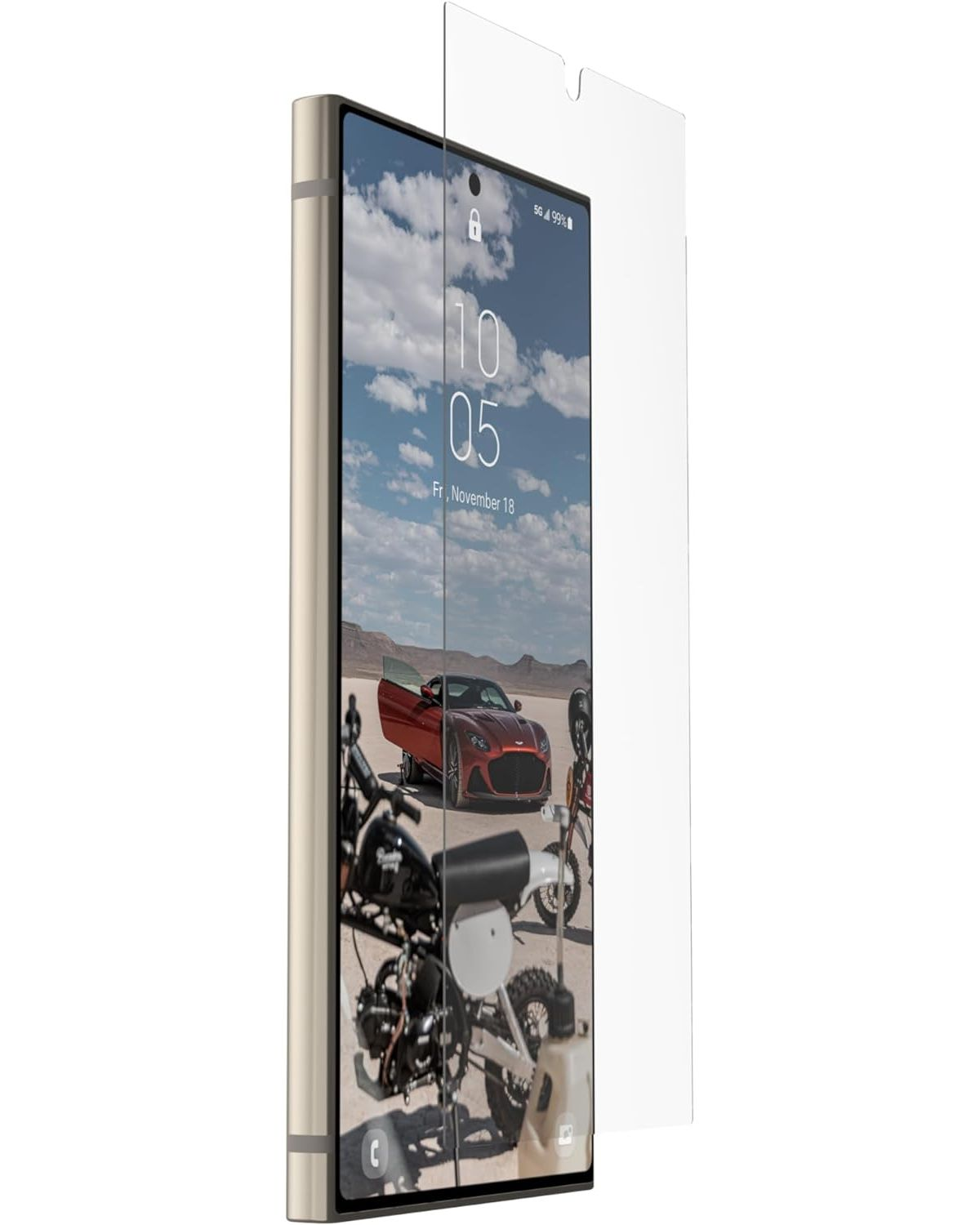 Smartphone met schermbeschermer. Toont een auto op een weg met twee motorfietsen op de achtergrond.