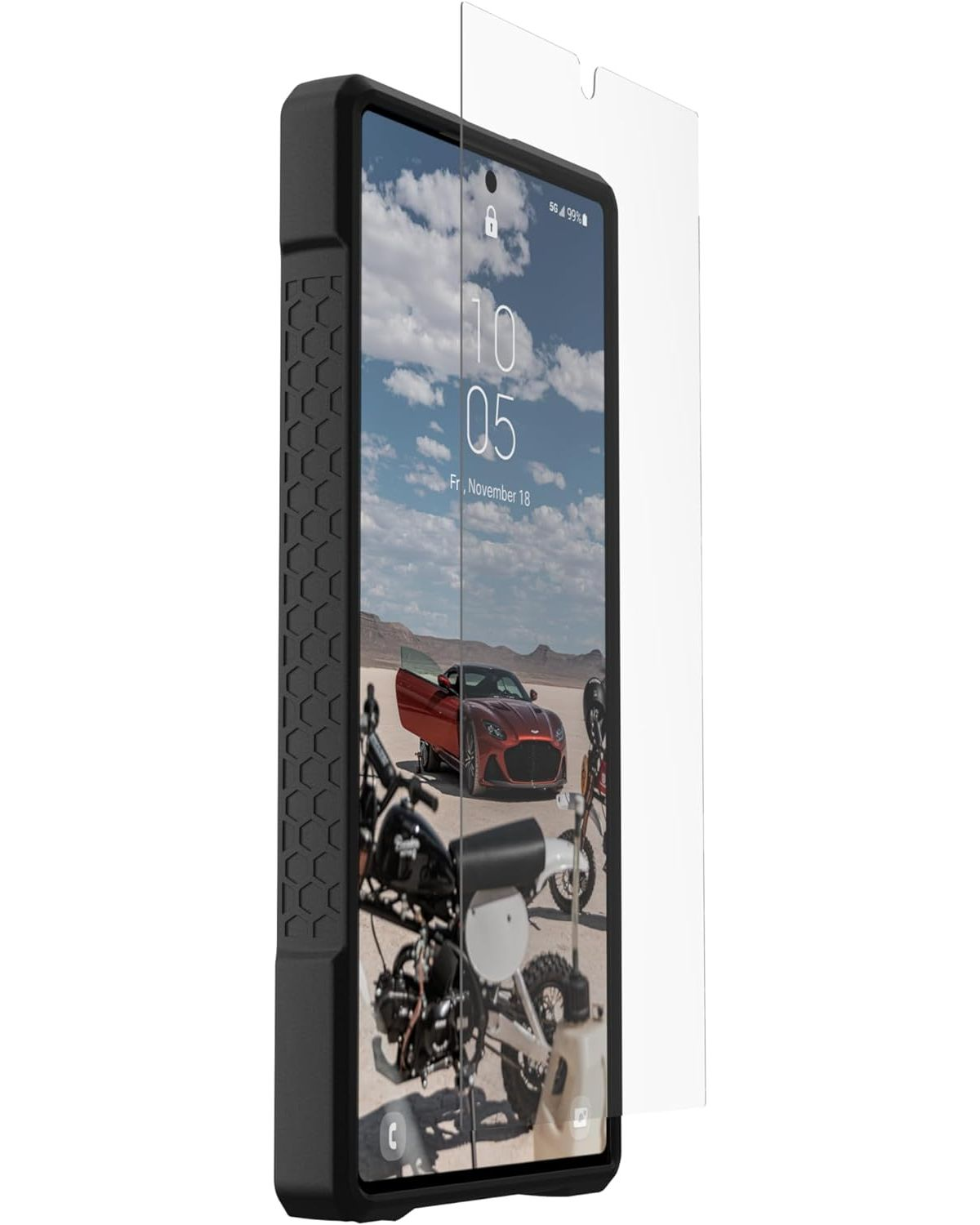 Telefoon in een zwarte hoes met een schermbeschermer, met een auto en motorfietsen.