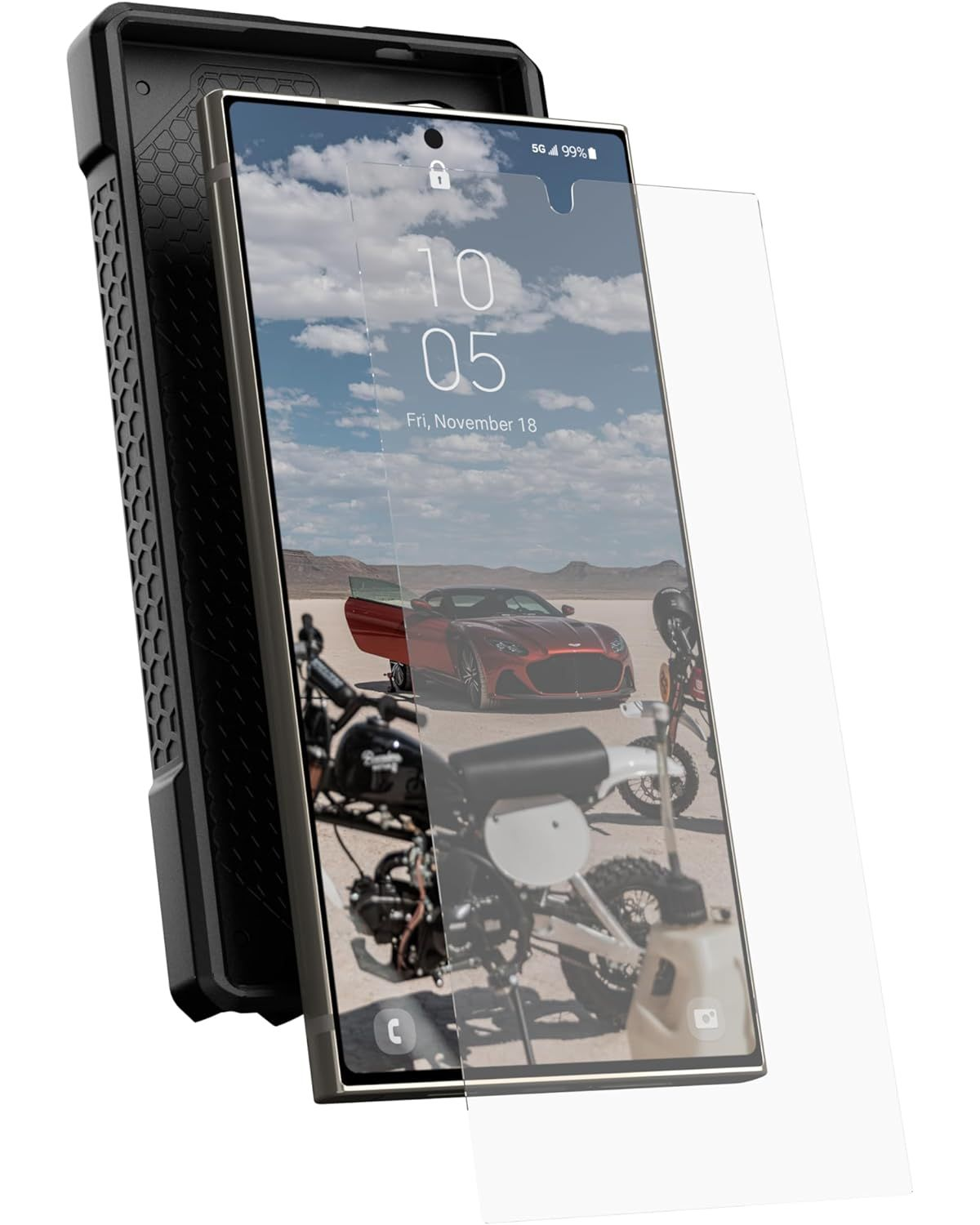 Een telefoon in een hoesje met een schermbeschermer. Het scherm toont een auto en motorfietsen op een woestijnweg.