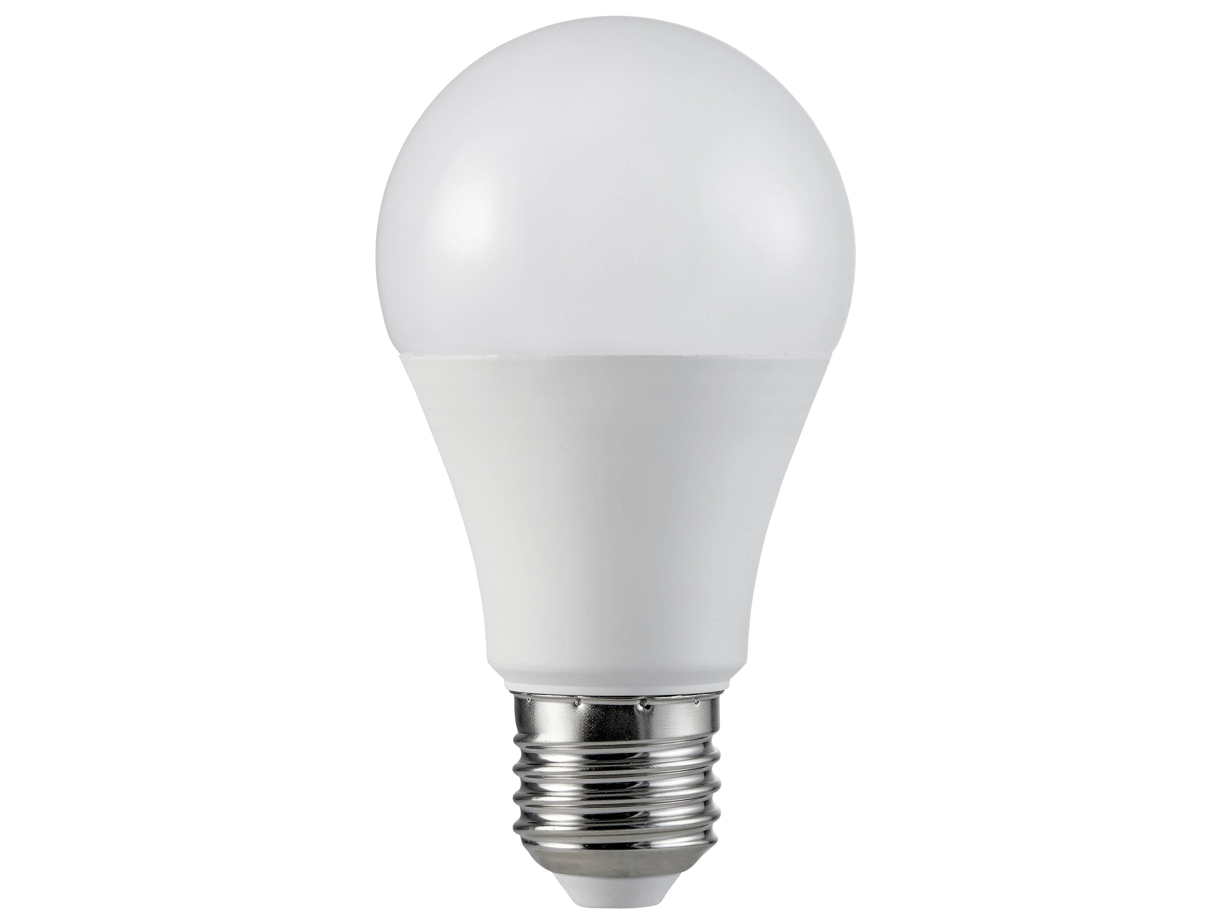 Weiße LED-Glühbirne mit silbernem Sockel, isoliert auf weißem Hintergrund.