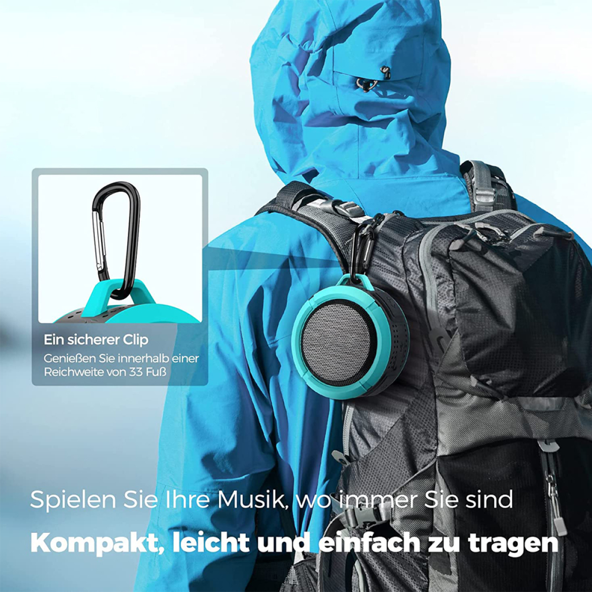 Eine Person in einer blauen Jacke, die einen kleinen tragbaren Lautsprecher hält, der an einem Rucksack befestigt ist.