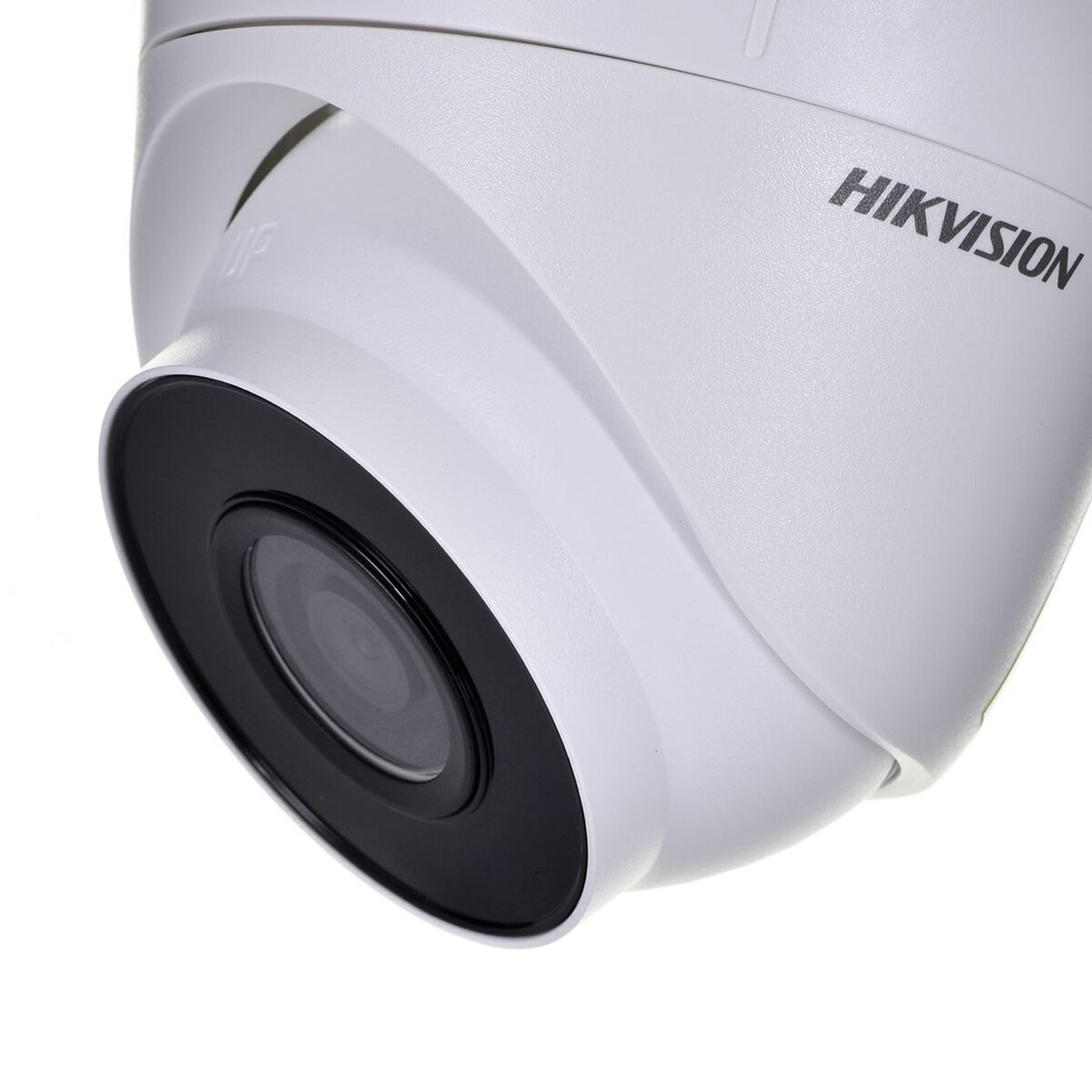 Una telecamera di sicurezza bianca con obiettivo nero. La telecamera è etichettata con il marchio HIKVISION.