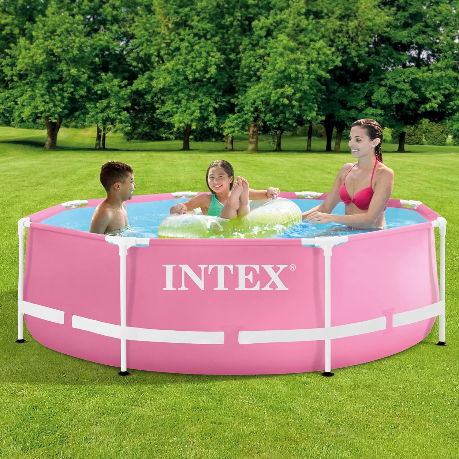 Drei Personen in einem rosa Pool. Der Pool befindet sich auf einer grasbewachsenen Fläche. Die Marke ist Intex.