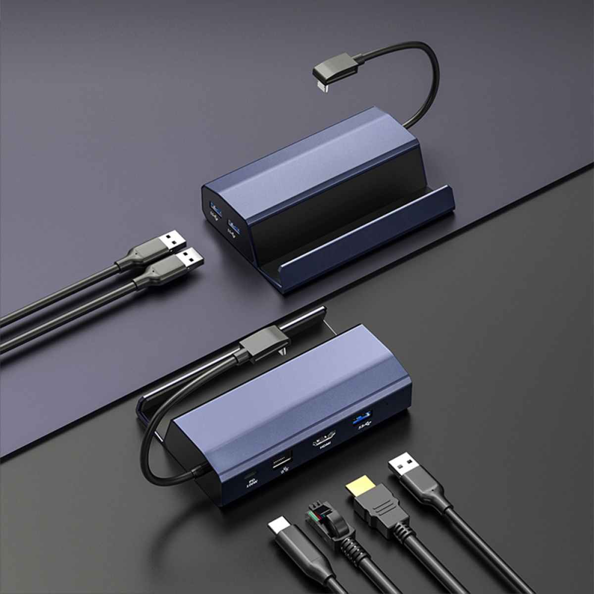 Zwei blaue USB-Hubs mit Kabeln. Weißer Hintergrund.