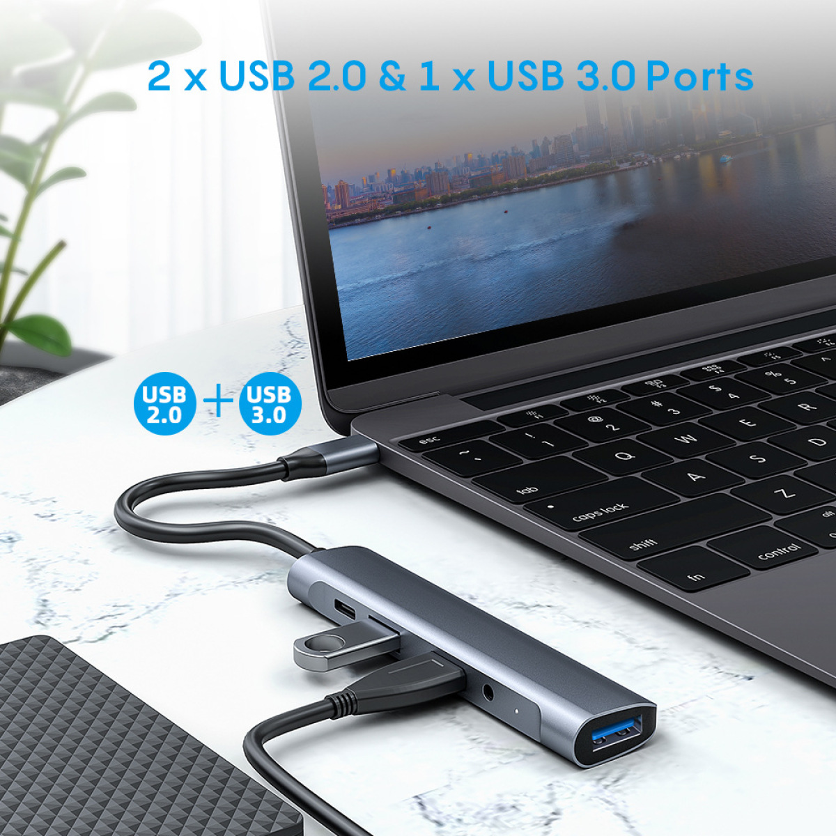 USB-Hub mit 2 USB 2.0- und 1 USB 3.0-Anschluss, an einen Laptop angeschlossen.