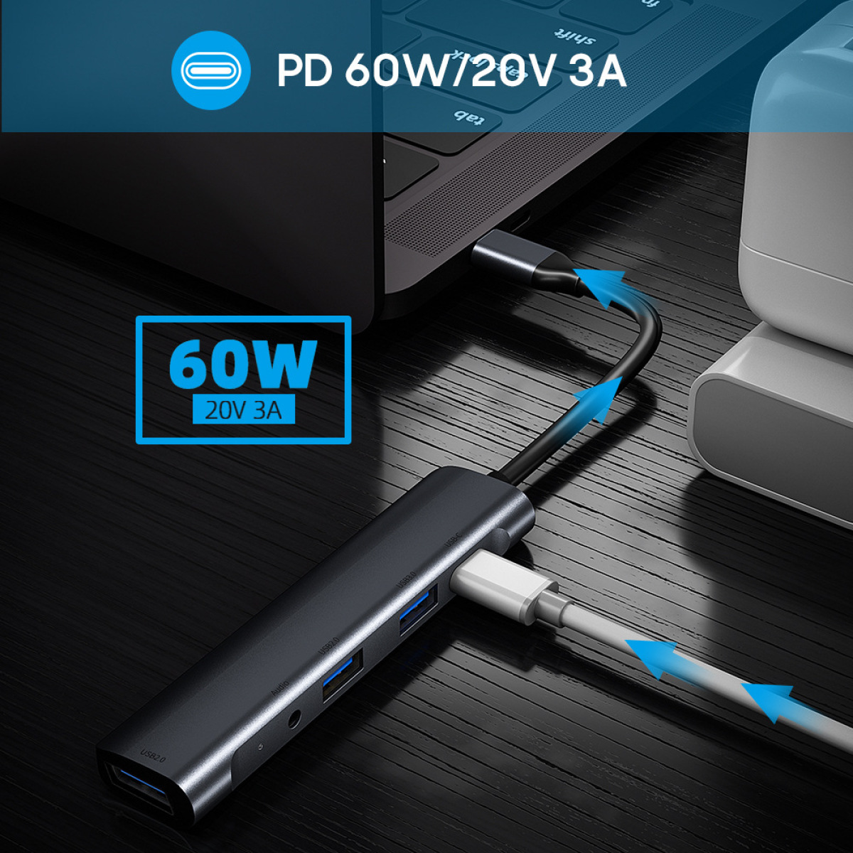 USB-C-Hub, an einen Laptop angeschlossen. Zeigt Anschlüsse und 60W Power Delivery-Text.