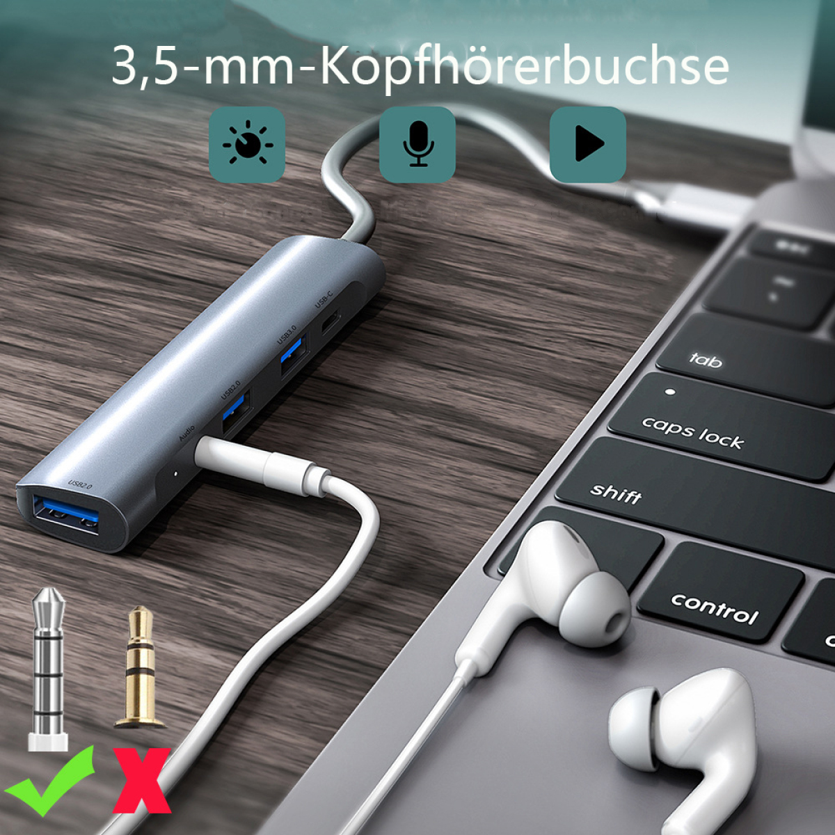 Ein silberner Adapter mit Anschlüssen für USB, USB-C und einen Kopfhöreranschluss neben einem Laptop.