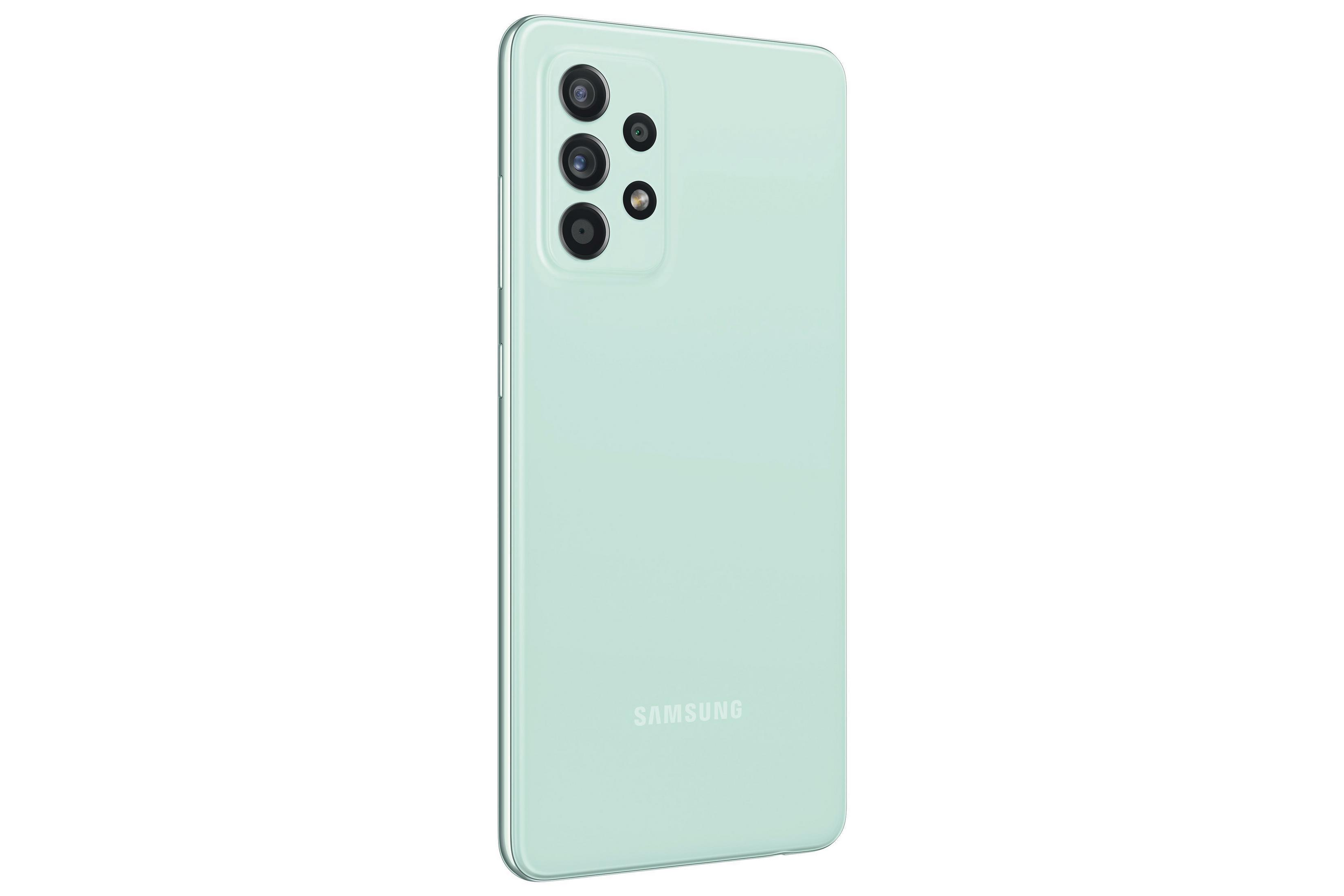 Ein hellgrünes Samsung-Telefon mit drei Kameras und einem Samsung-Logo auf weißem Hintergrund.