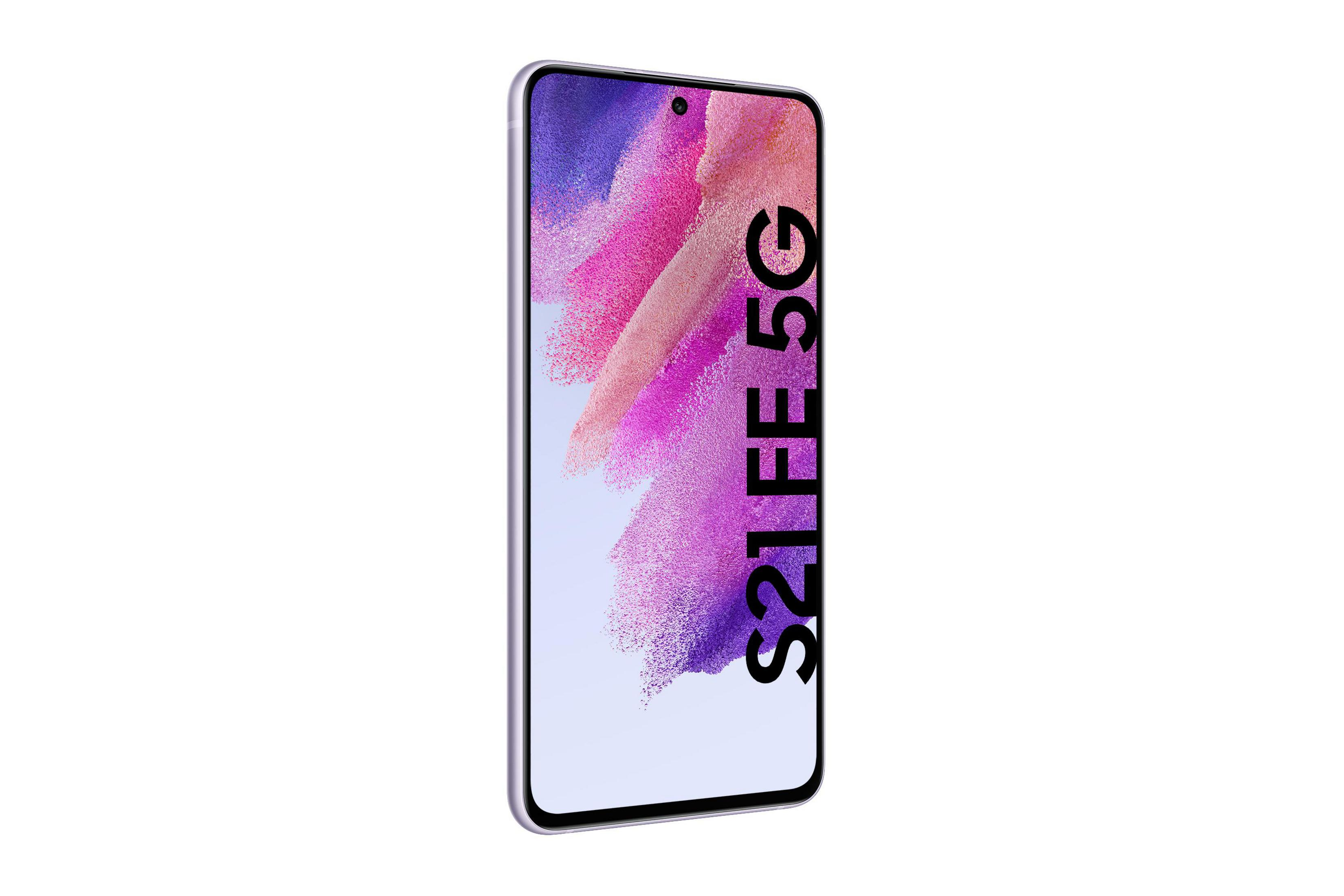 Fioletowy telefon Samsung S21 FE 5G, ekran jest podświetlony.