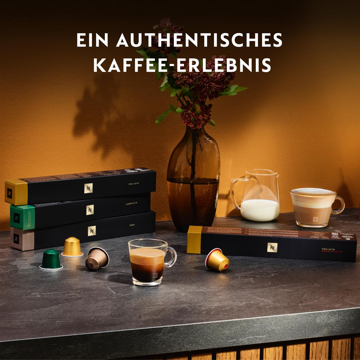 Kaffee-Setup mit Kapseln, Tassen und Milch. Text lautet: 'EIN AUTHENTISCHES KAFFEE-ERLEBNIS'.