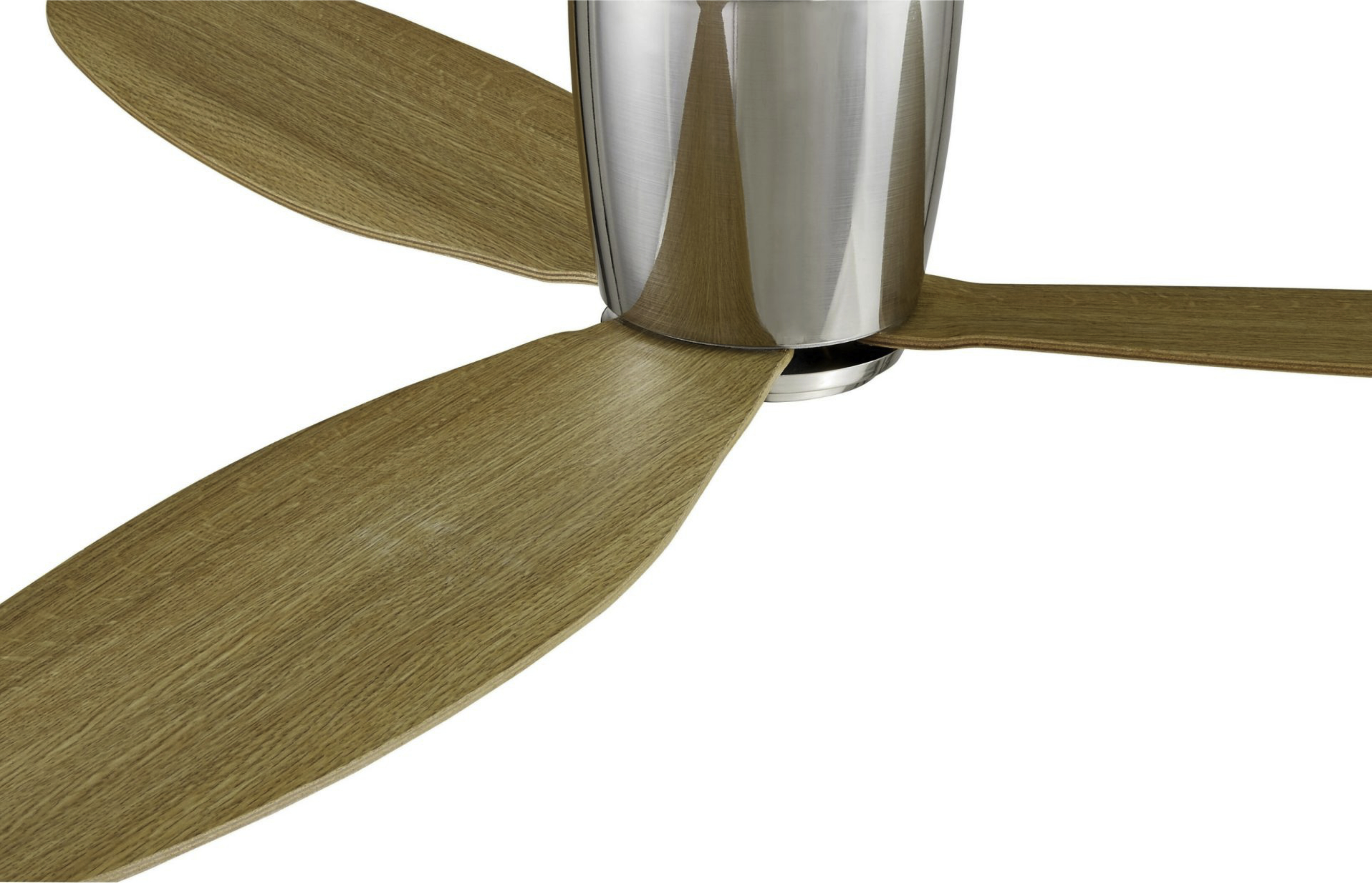 Nahaufnahme eines Deckenventilators mit Holzflügeln und silbernem Motorgehäuse.
