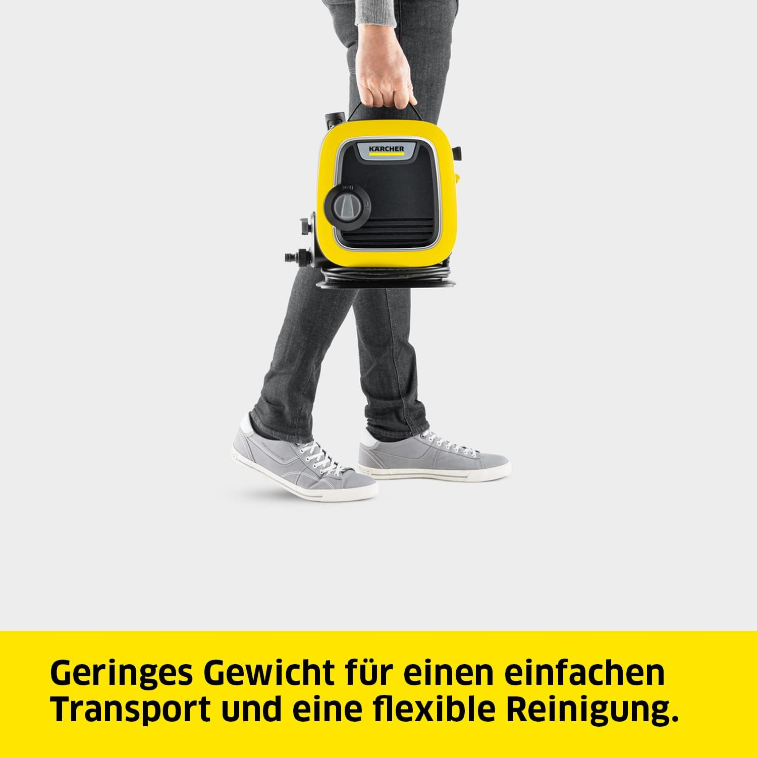 Person hält einen gelb-schwarzen Hochdruckreiniger.