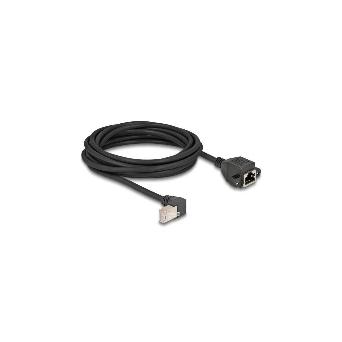 Schwarzes Ethernet-Kabel mit Anschlüssen an beiden Enden, aufgerollt, auf weißem Untergrund.