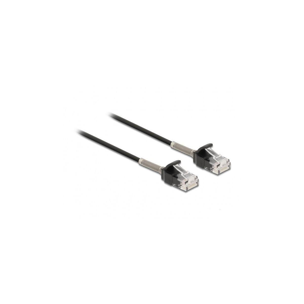 Zwei schwarze Ethernet-Kabel mit Steckern auf weißem Hintergrund.