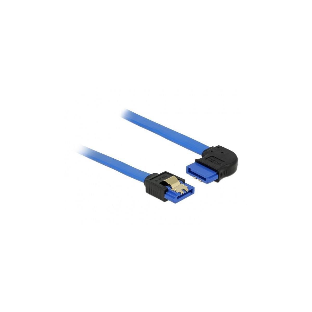 Cavo SATA blu con connettori neri, posizionato diagonalmente su sfondo bianco.